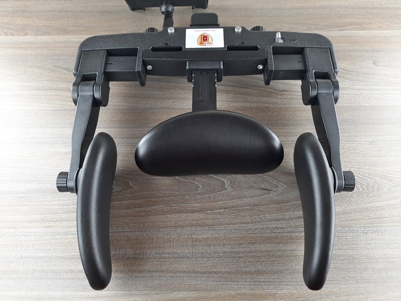 Gối tựa đầu ô tô cao cấp nhãn hiệu Macsim mã CHP02b màu đen