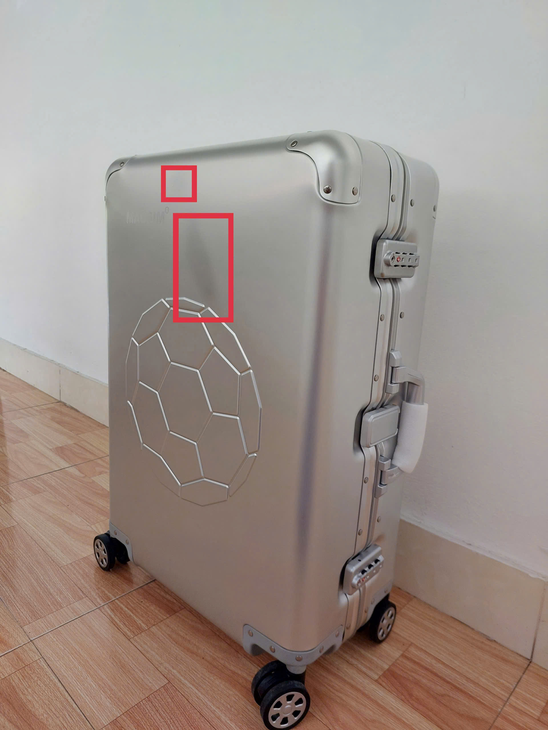 🔻 [XẢ KHO GIÁ SỐC – GIẢM 50%] 🔻 Vali hợp kim nhôm nguyên khối Macsim MS1313 24inches – lỗi cực nhỏ về sơn gần logo