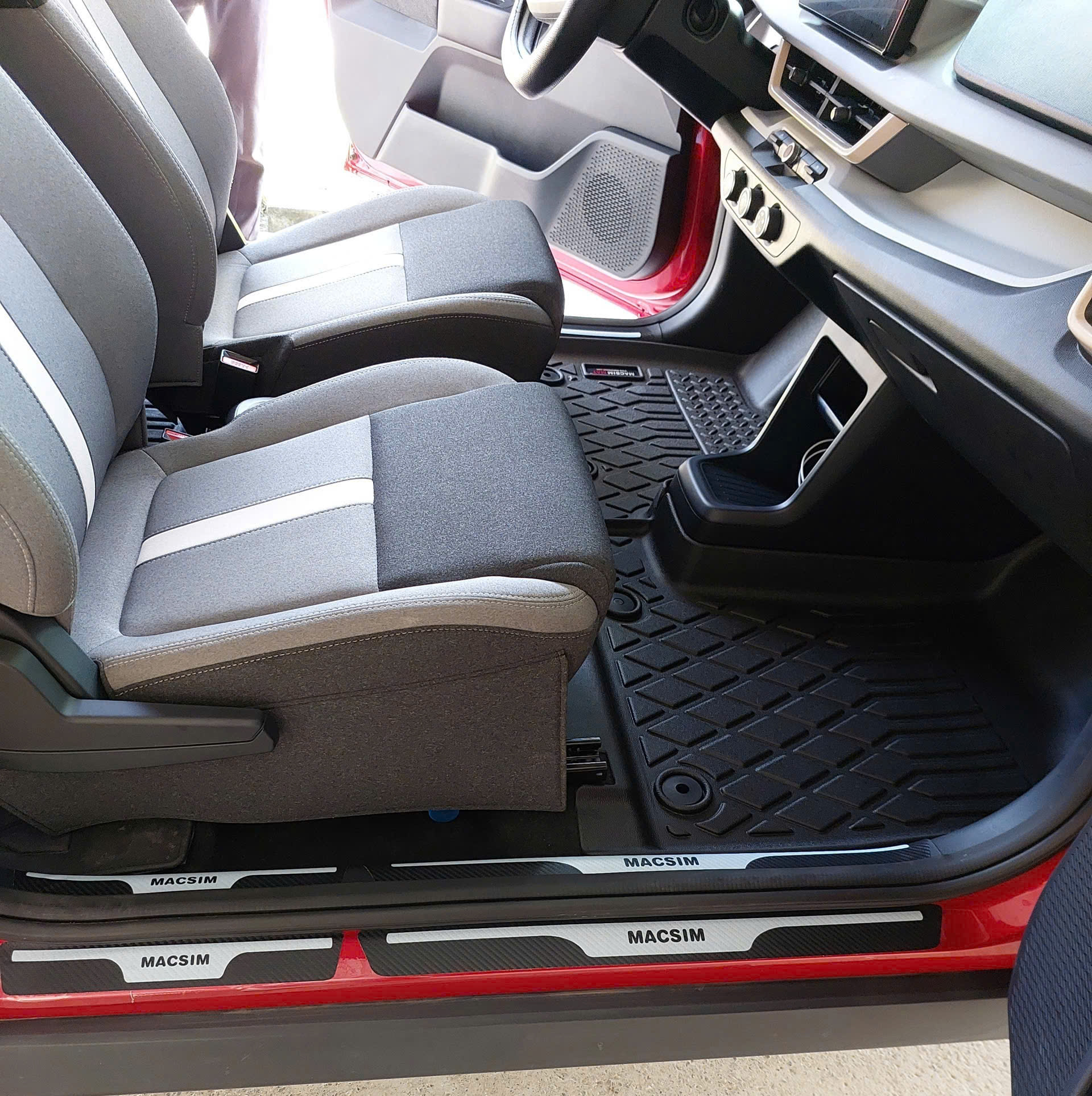 Miếng dán/ decal bảo vệ bậc cửa ô tô – Carbon loại dày – 4 miếng – Chống xước – Dán dễ – Size nhỏ/lớn tùy xe