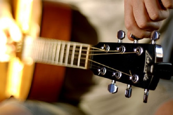vi-tri-day-dan-guitar-va-thu-tu-len-day-dan-guitar-chuan-xac-nhat