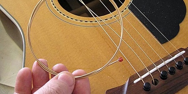 Thay dây đàn guitar acoustic ở vị trí ngựa đàn 