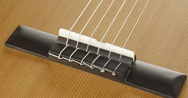 Cách gắn dây đàn guitar