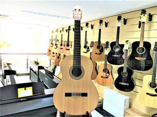 đàn guitar acoustic được sản xuất tại Tây Ban Nha