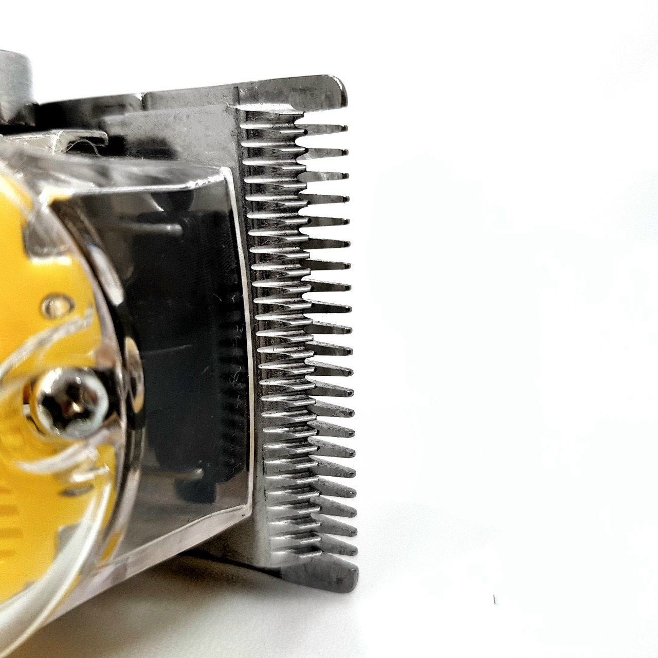 Tông đơ Pin Lưỡi đơn P7 LCD chính hãng