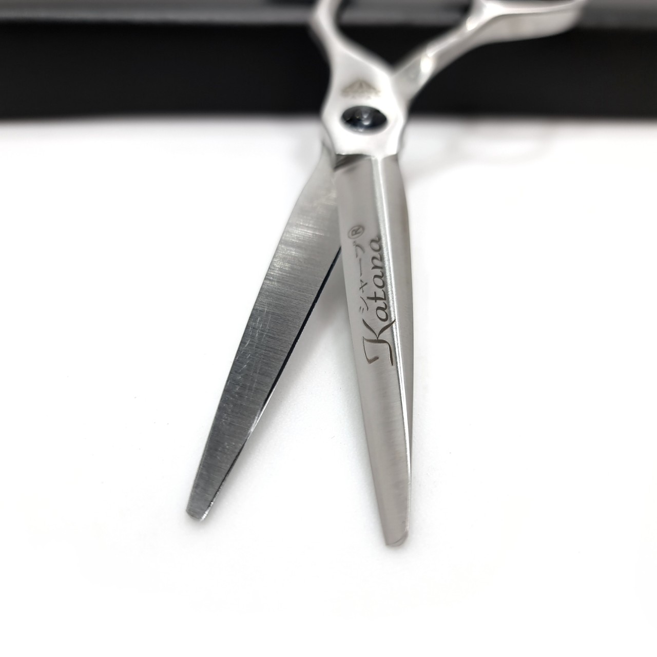 Kéo cắt tóc barber chuyên nghiệp KataPro M25