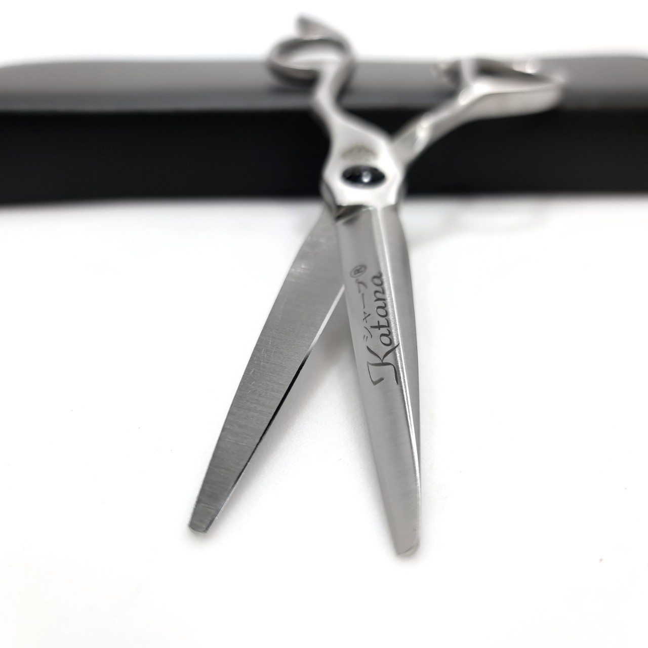 Kéo cắt tóc barber chuyên nghiệp KataPro M25