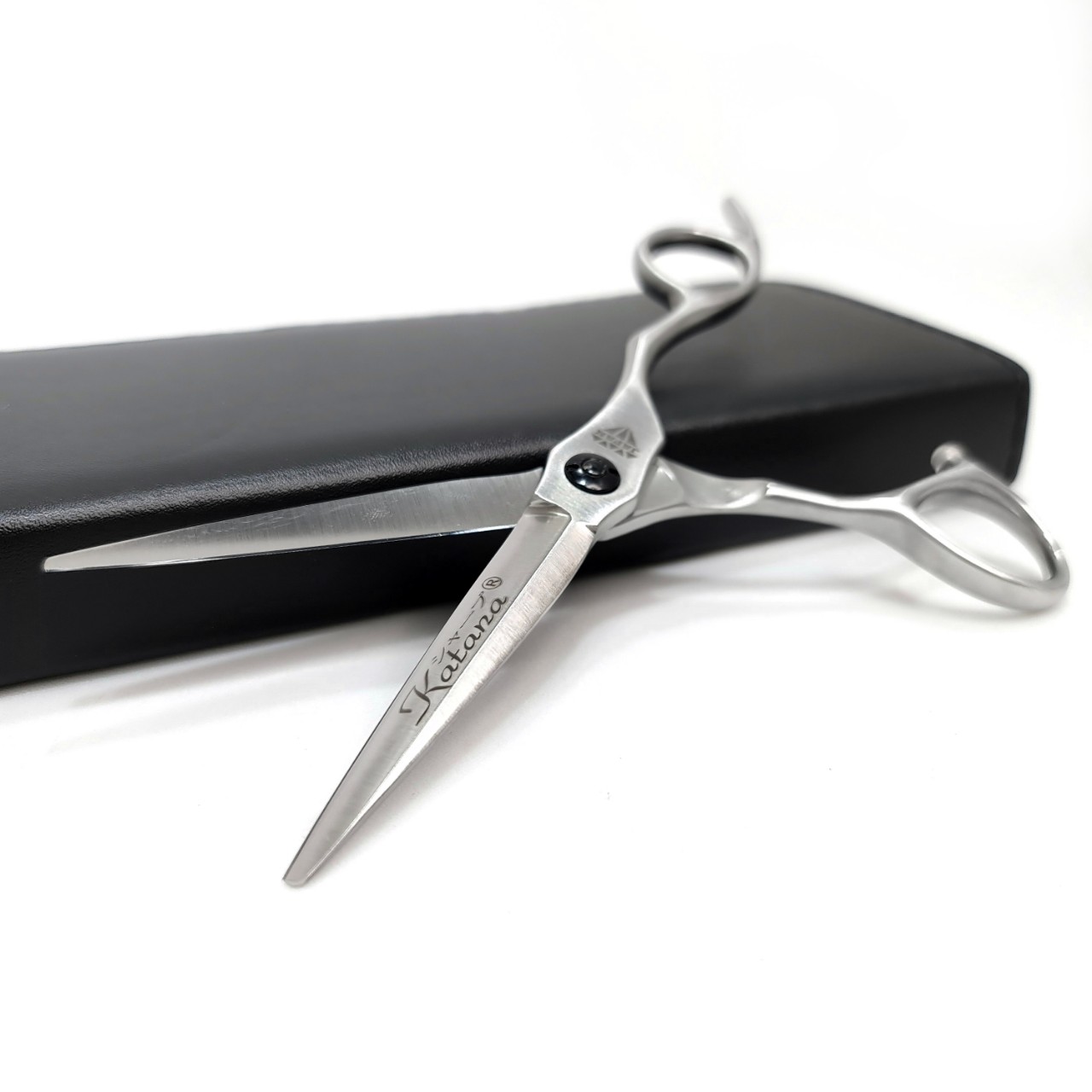 Kéo cắt tóc barber chuyên nghiệp KataPro M25