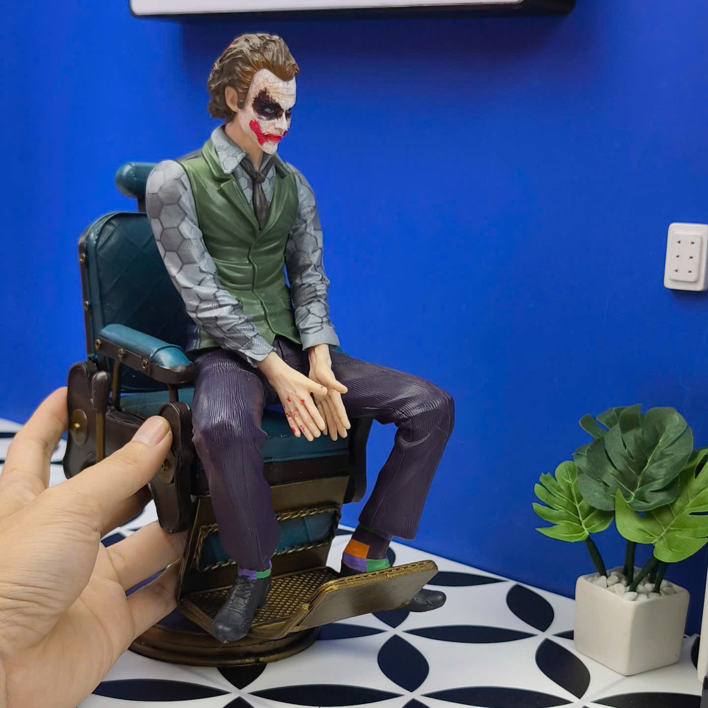 Mô hình nhân vật Joker khách ngồi ghế cắt tóc