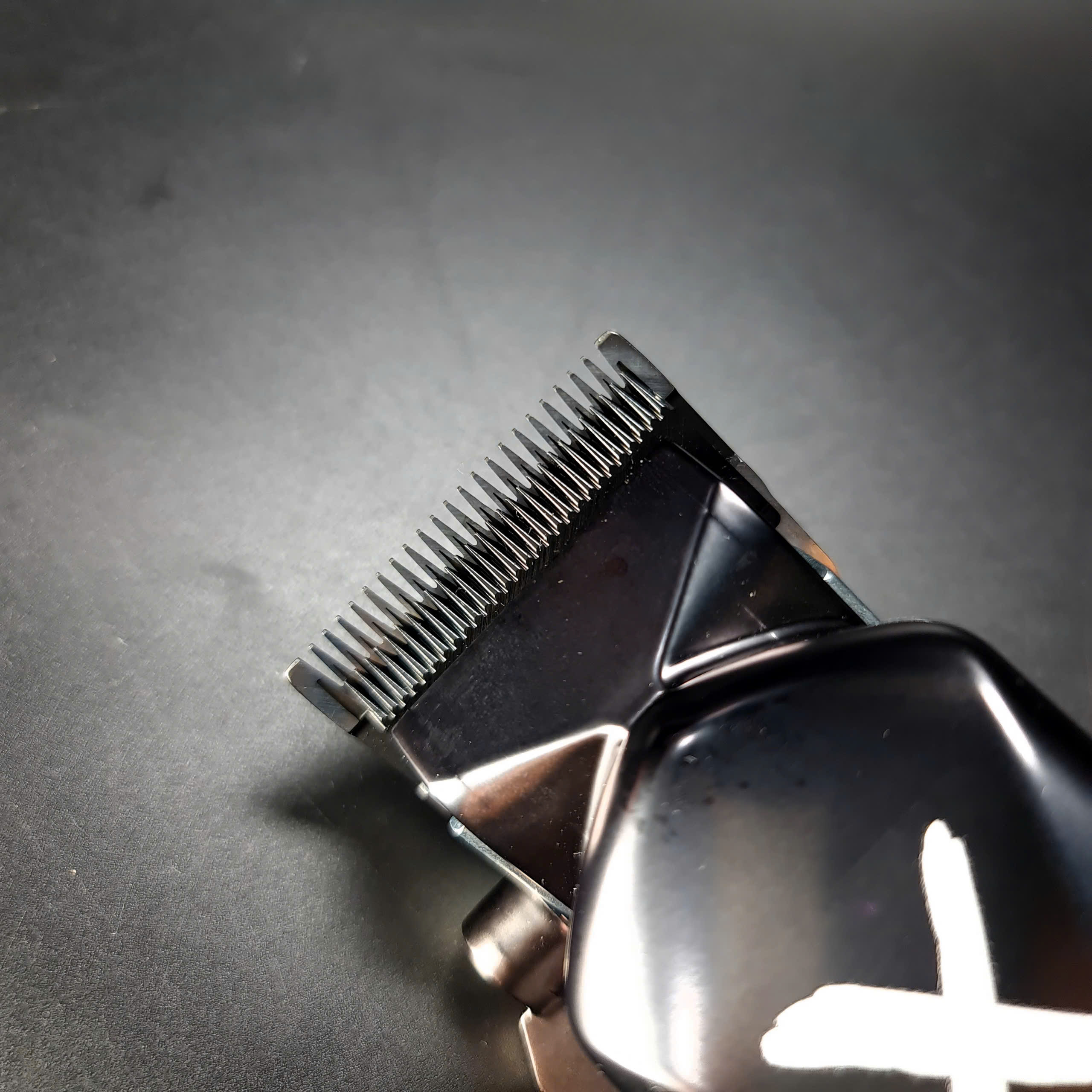 Tông Đơ Pin Lưỡi Đơn Skin Fade Pro X-08 Chính Hãng