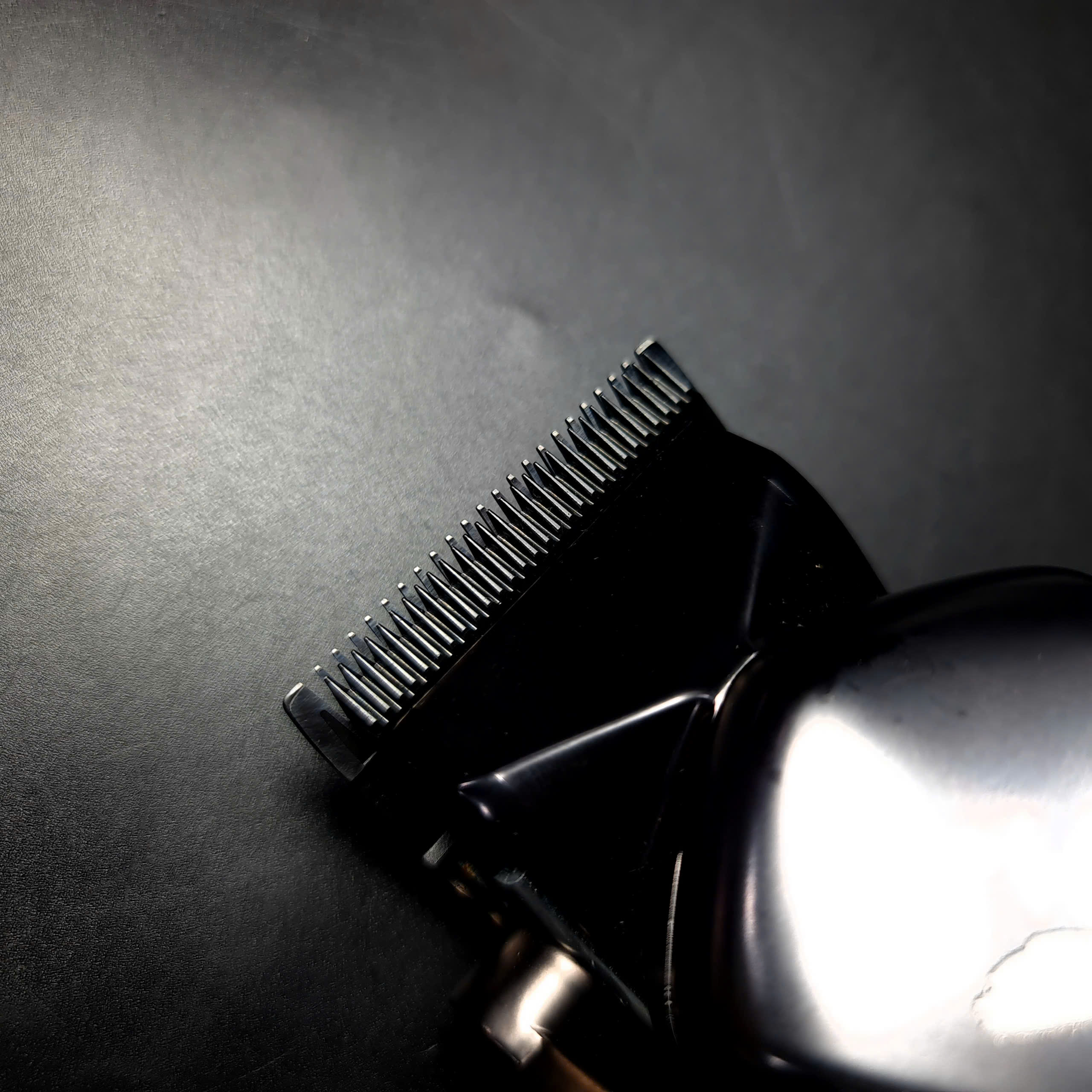 Tông Đơ Pin Lưỡi Đơn Skin Fade Pro X-08 Chính Hãng