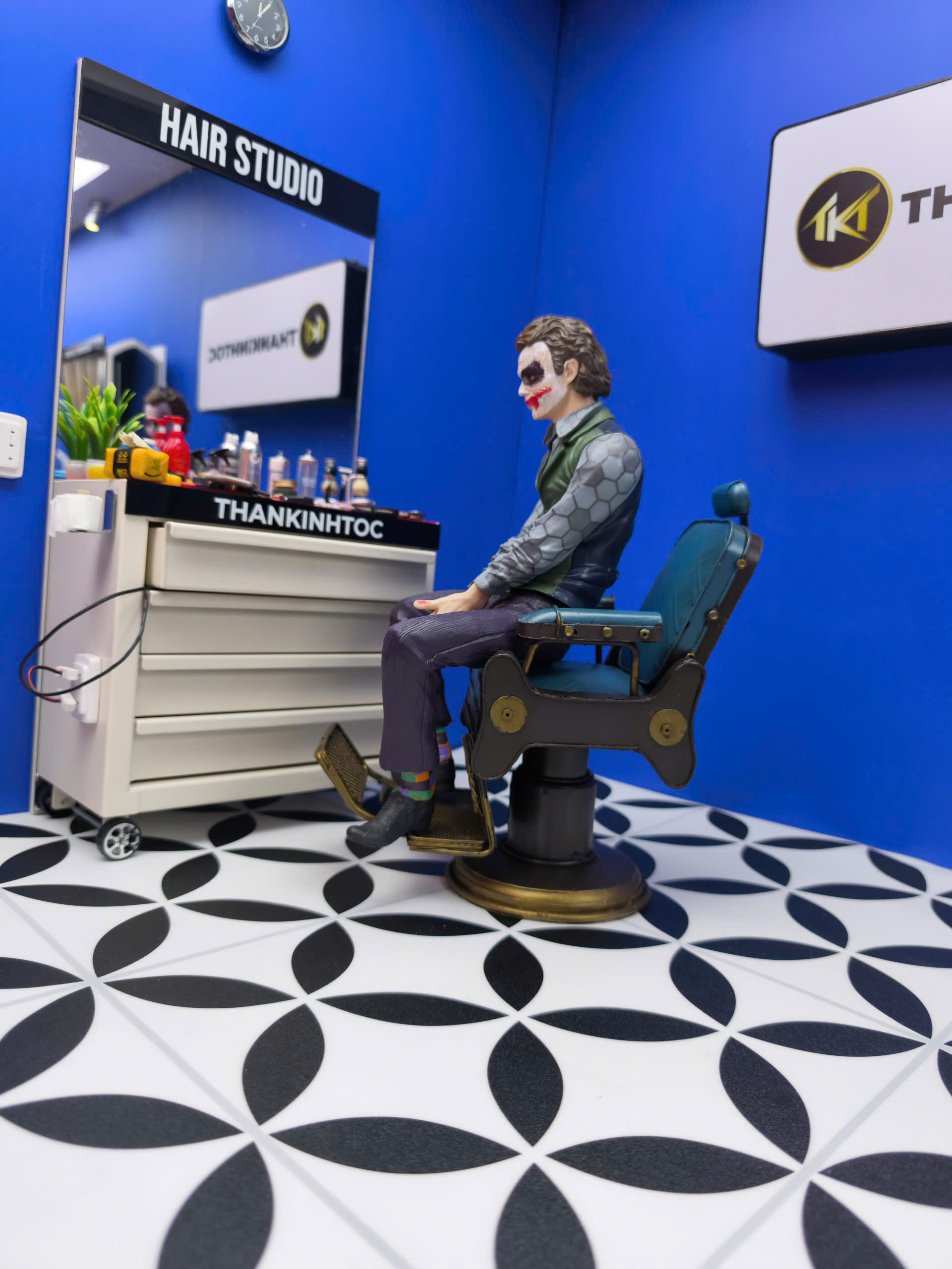 Mô hình nhân vật Joker khách ngồi ghế cắt tóc