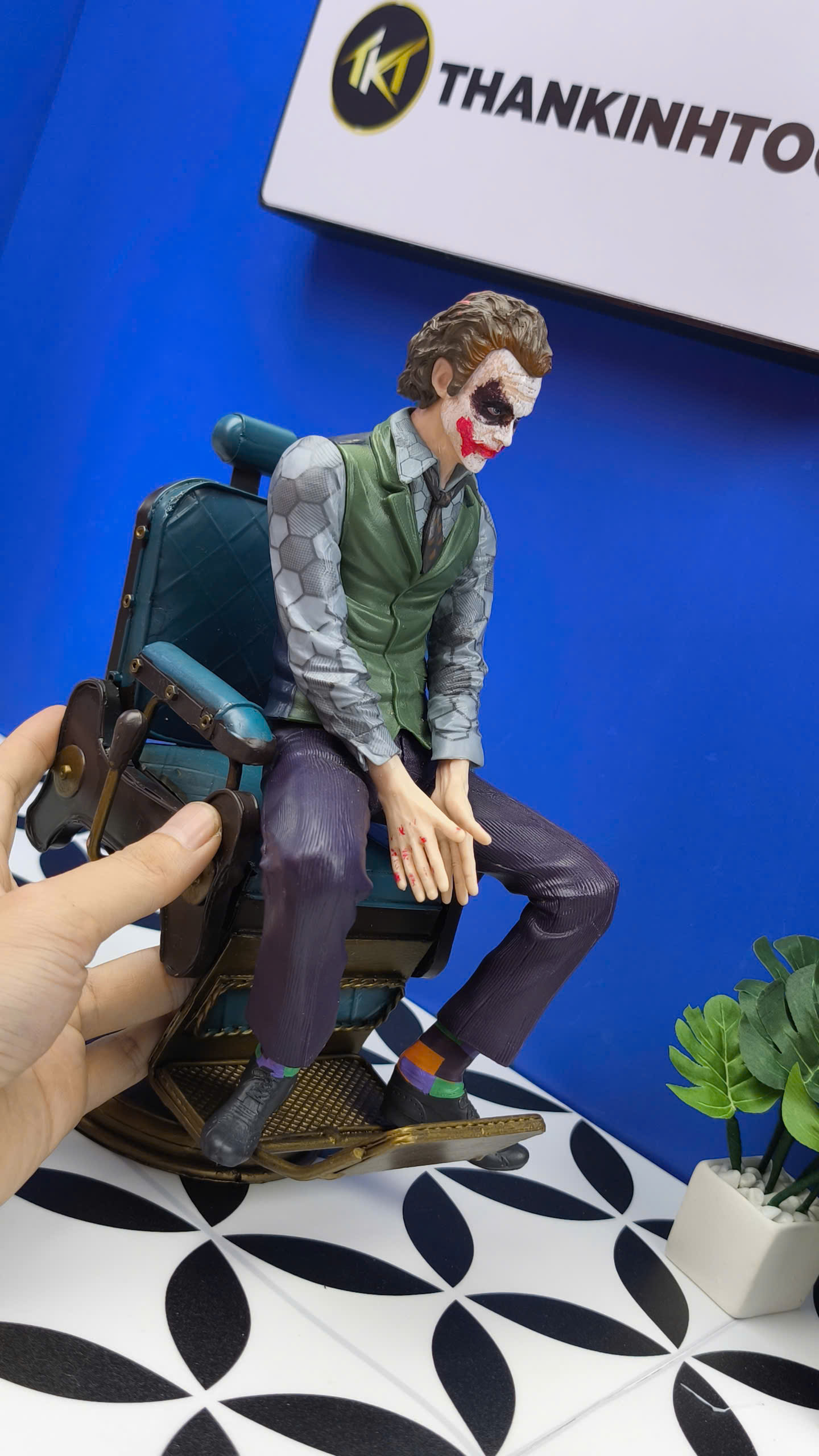 Mô hình nhân vật Joker khách ngồi ghế cắt tóc
