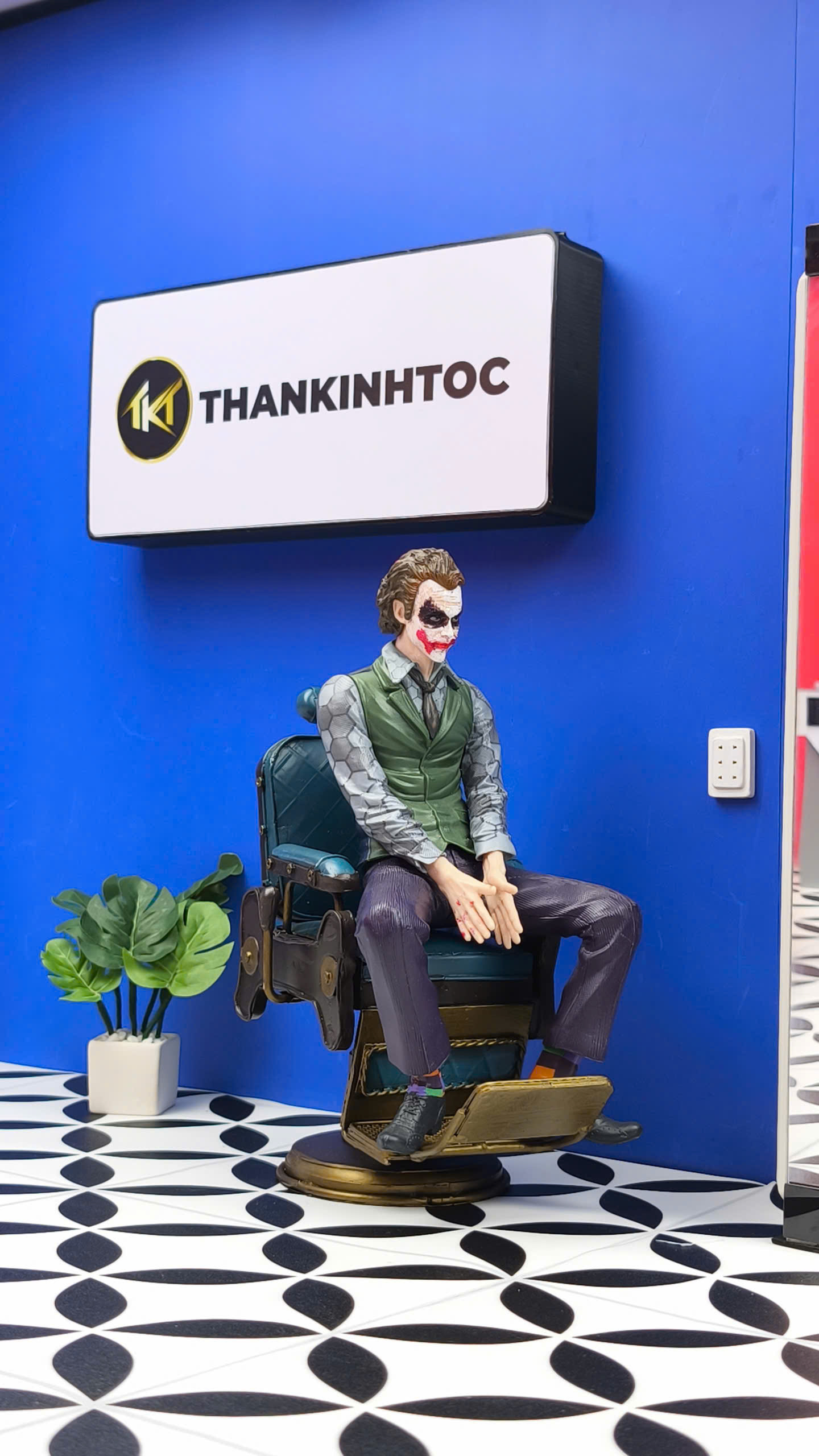 Mô hình nhân vật Joker khách ngồi ghế cắt tóc