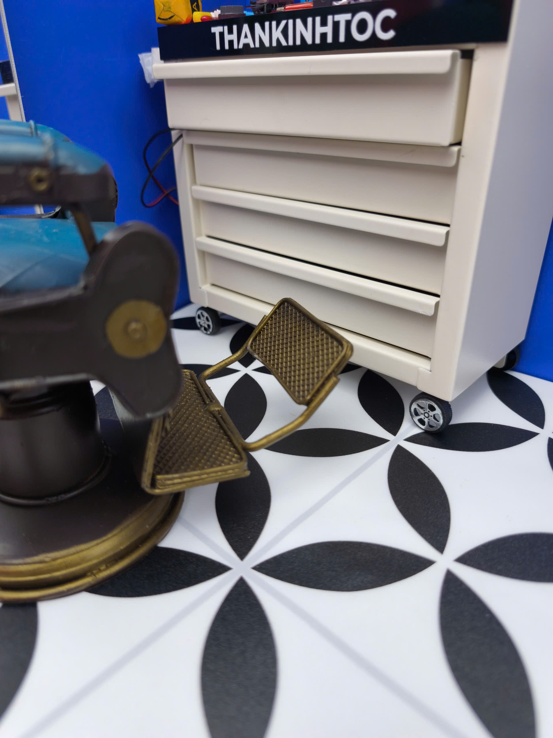 Mô hình nhân vật Joker khách ngồi ghế cắt tóc