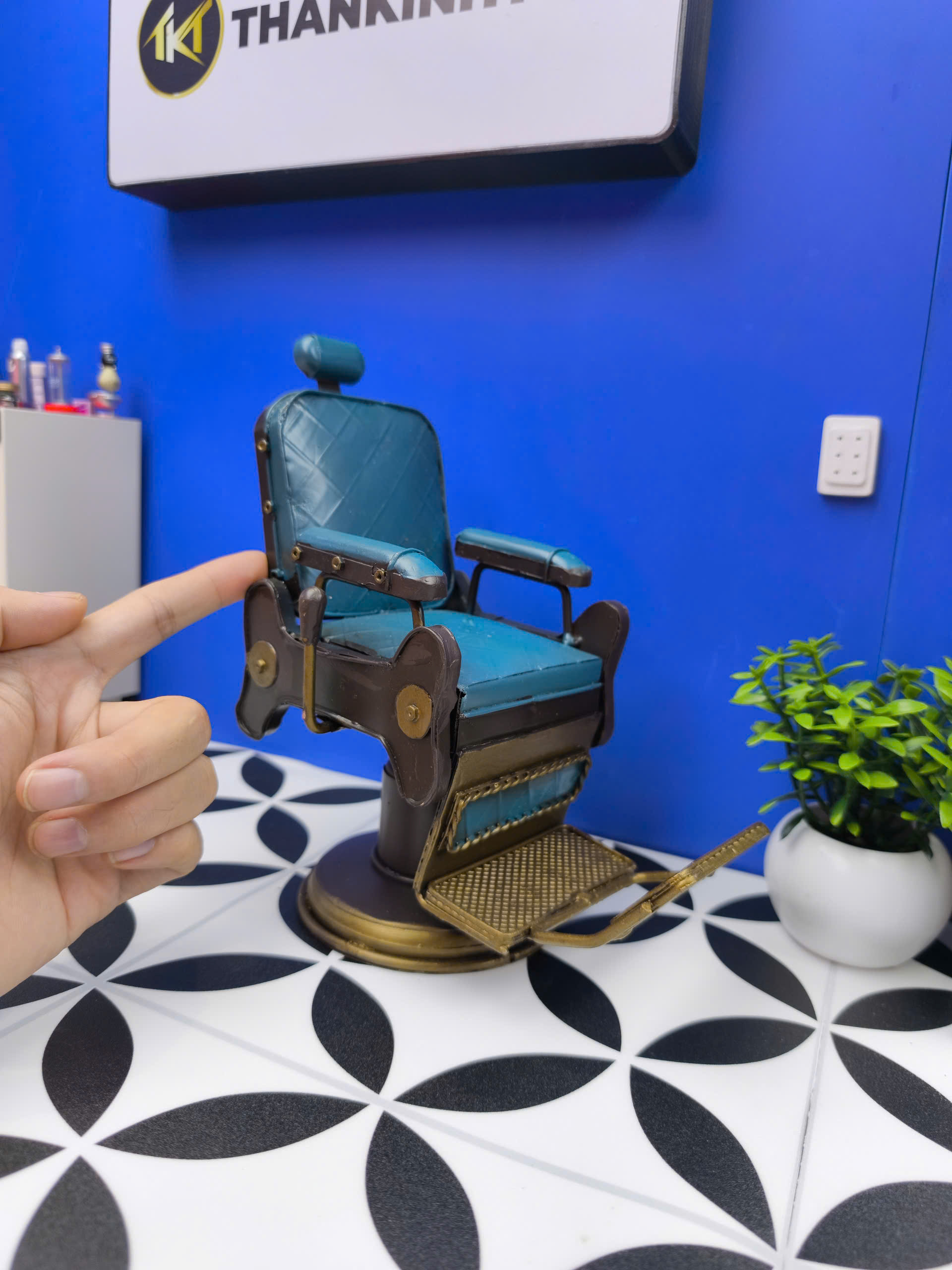 Mô hình nhân vật Joker khách ngồi ghế cắt tóc