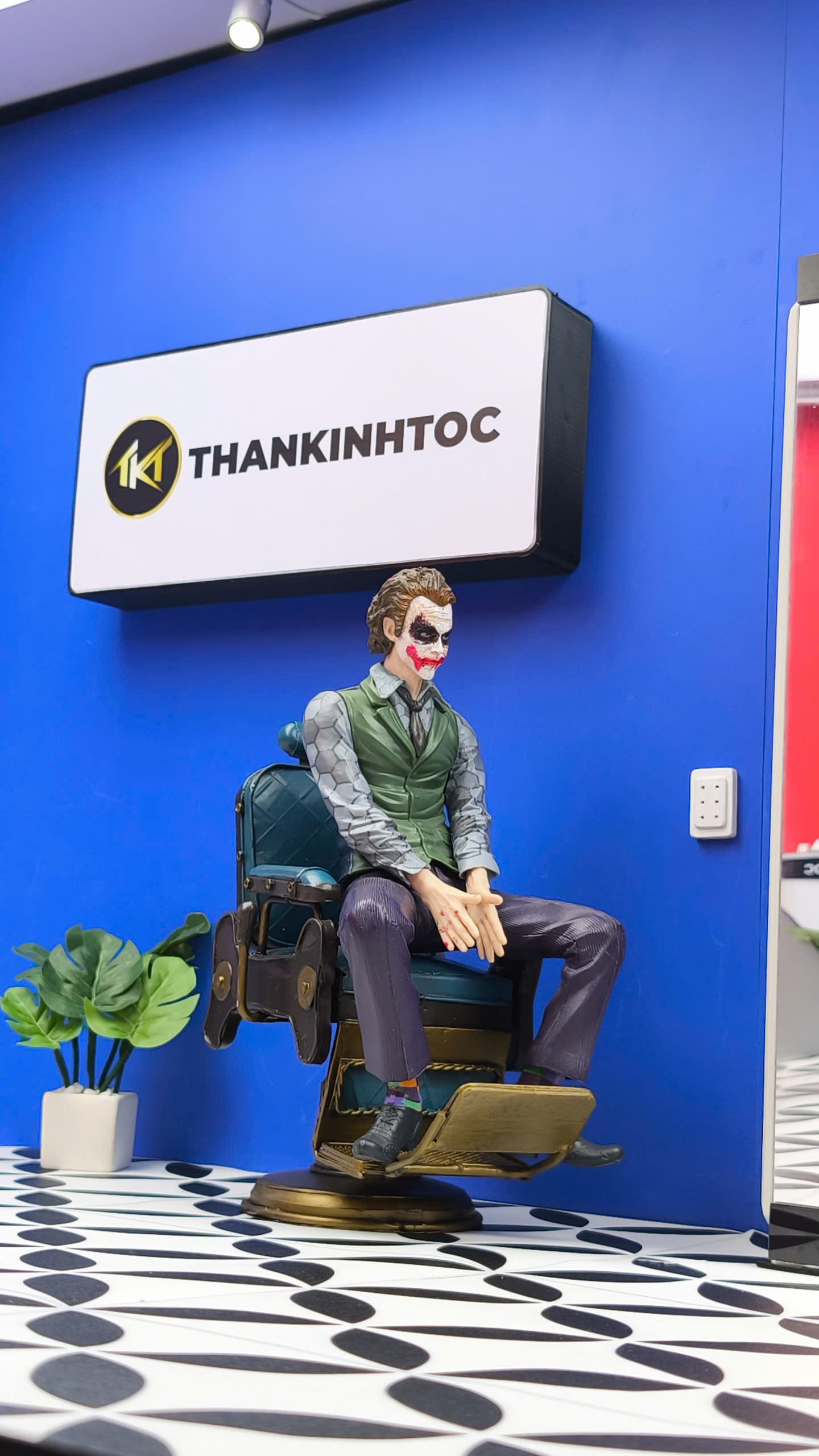 Mô hình nhân vật Joker khách ngồi ghế cắt tóc