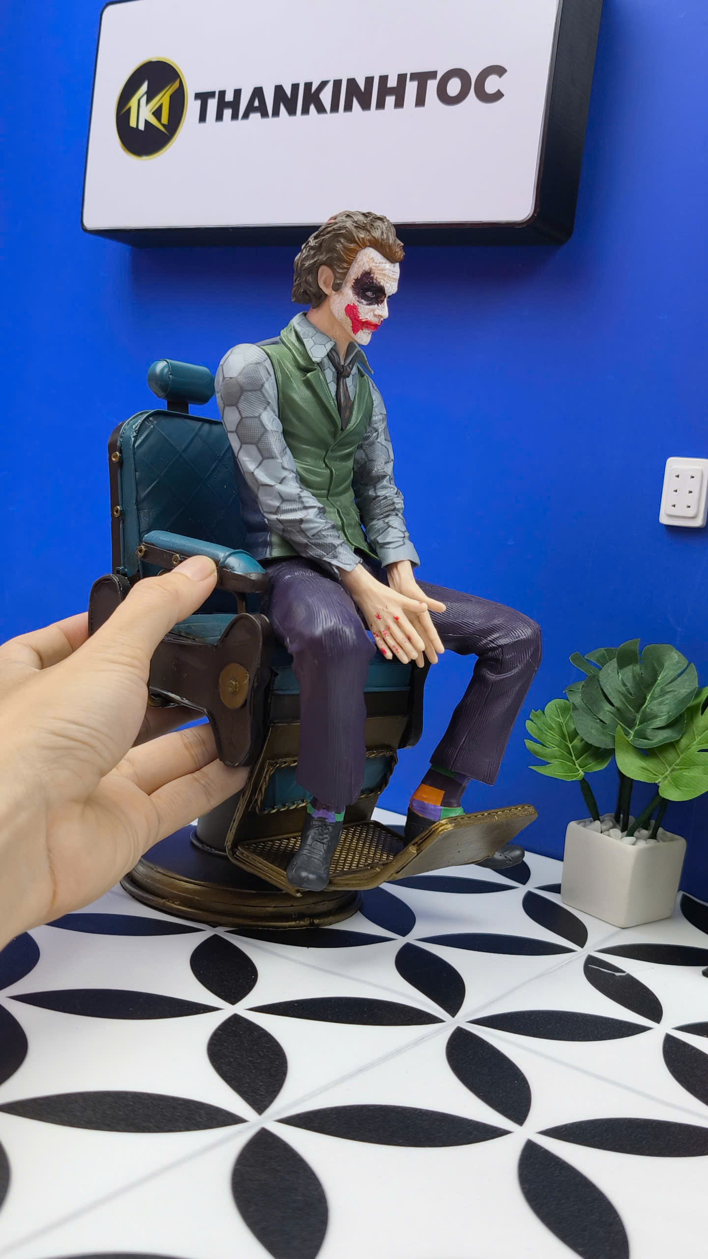 Mô hình nhân vật Joker khách ngồi ghế cắt tóc