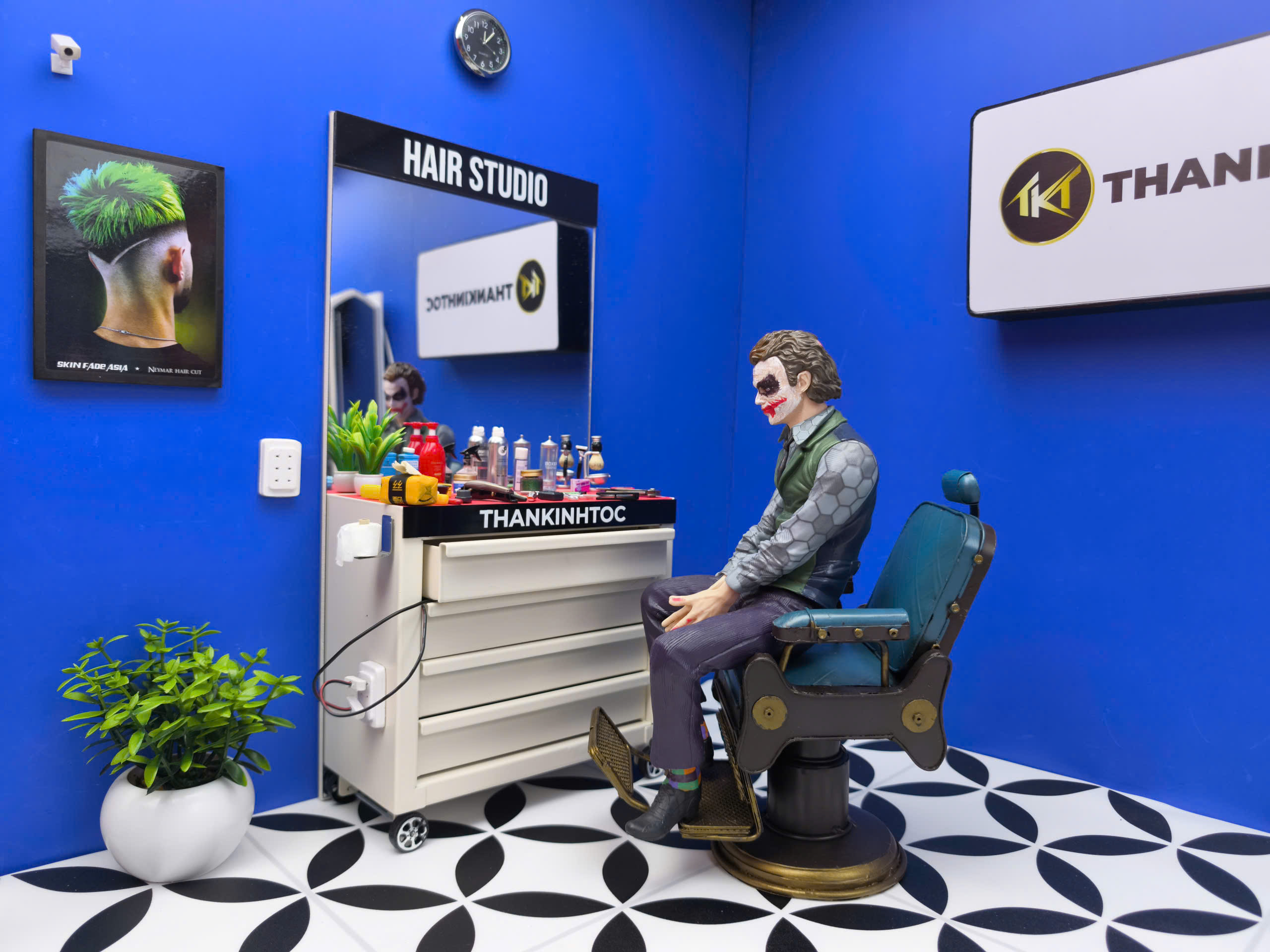 Mô hình nhân vật Joker khách ngồi ghế cắt tóc