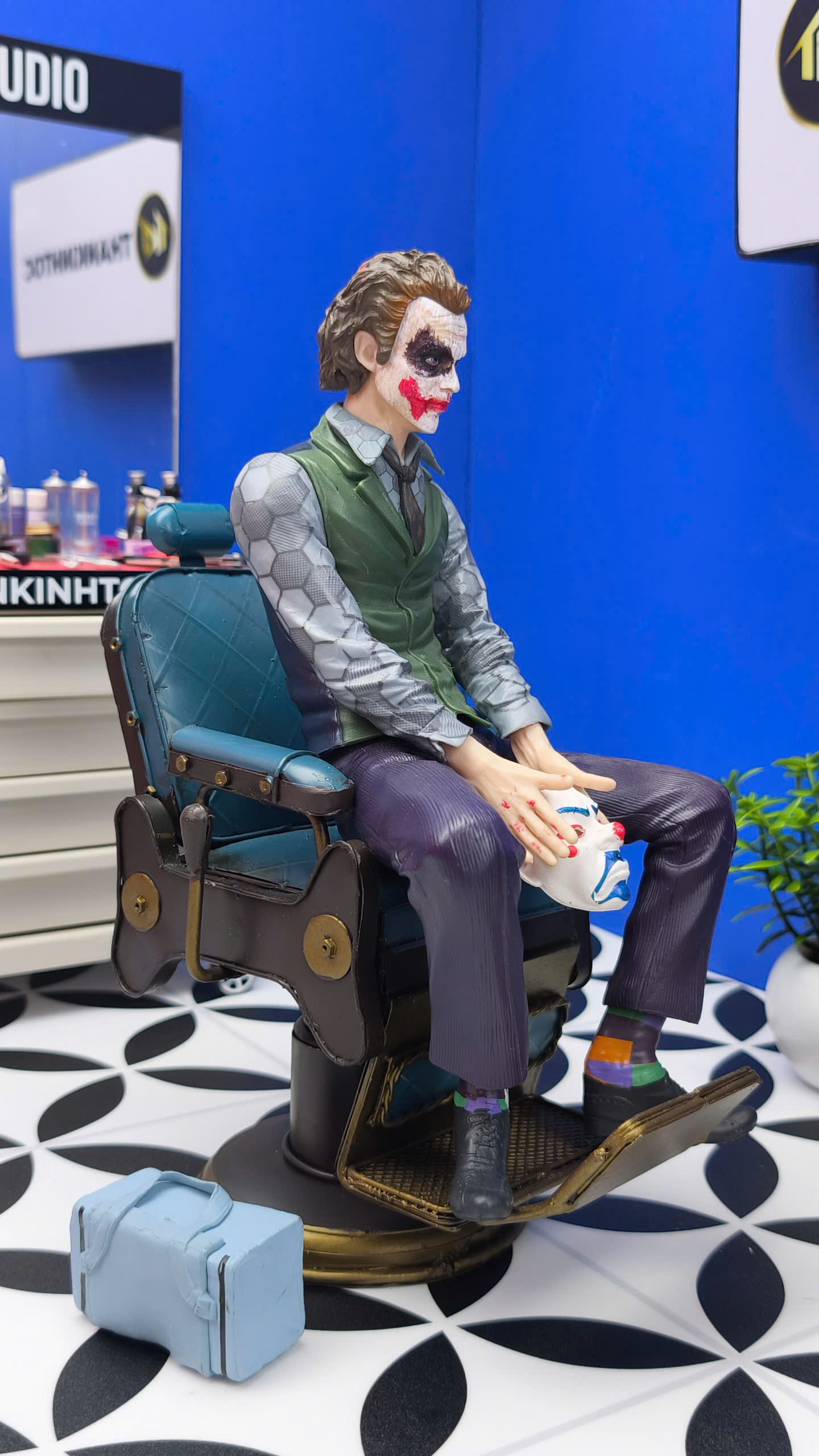 Mô hình nhân vật Joker khách ngồi ghế cắt tóc