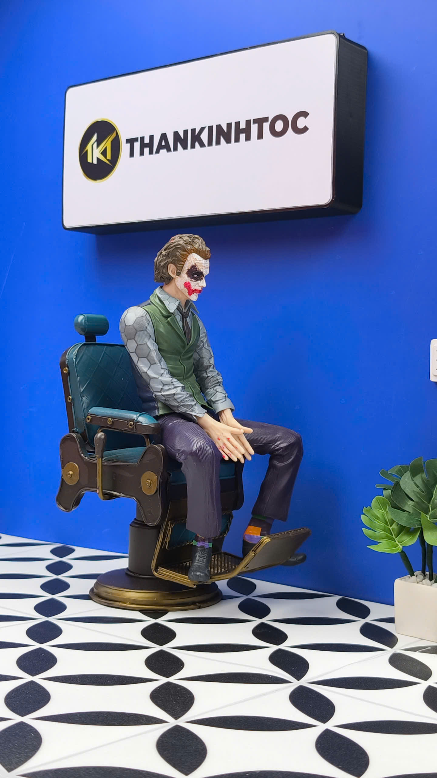 Mô hình nhân vật Joker khách ngồi ghế cắt tóc