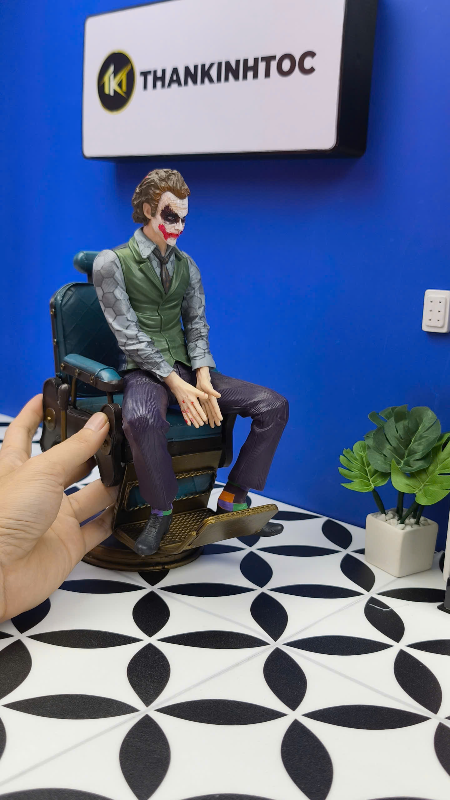 Mô hình nhân vật Joker khách ngồi ghế cắt tóc