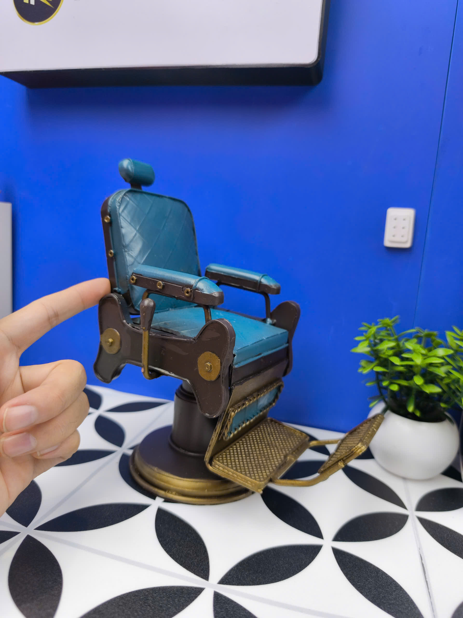 Mô hình nhân vật Joker khách ngồi ghế cắt tóc