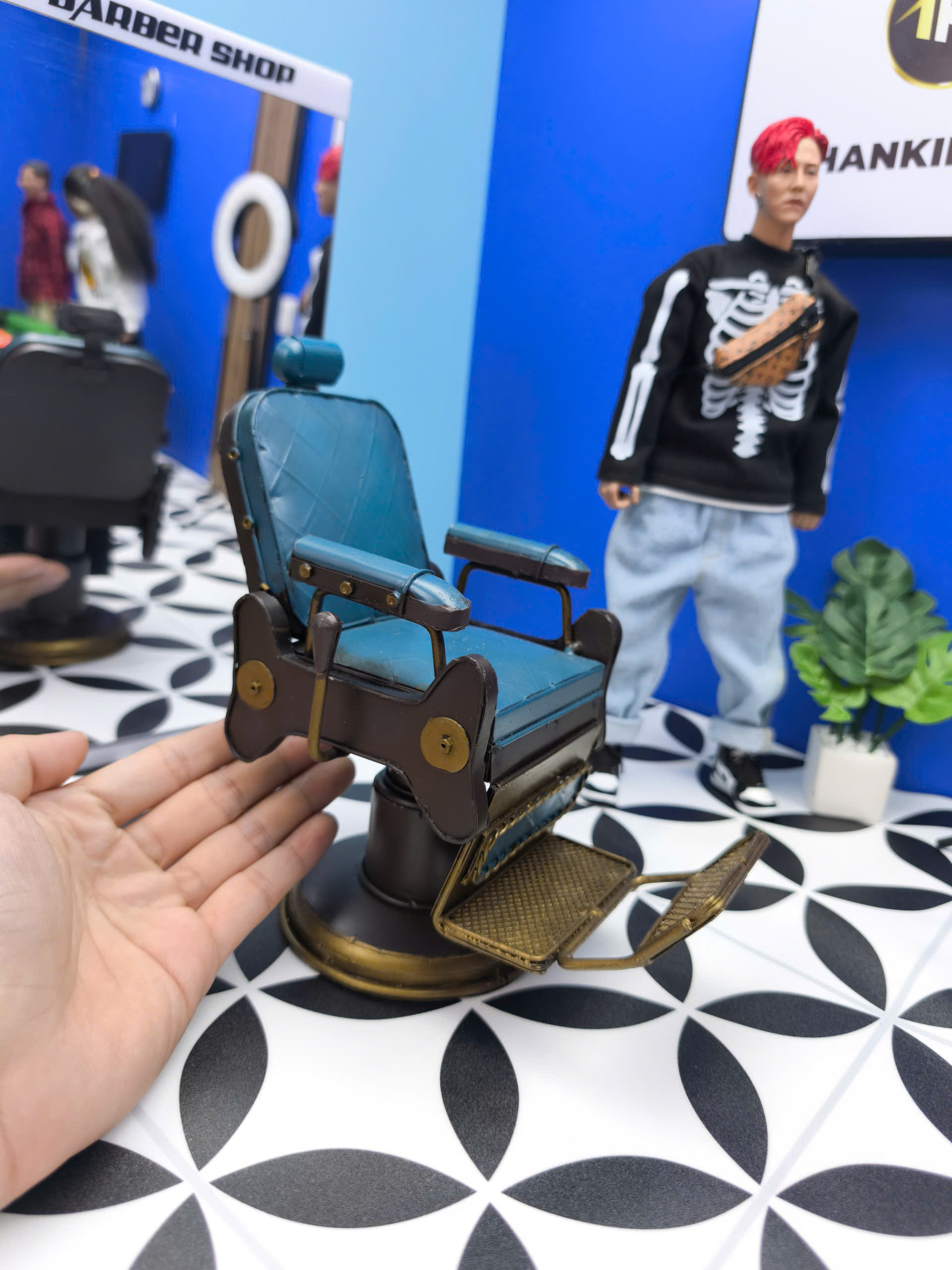 Mô hình nhân vật Joker khách ngồi ghế cắt tóc