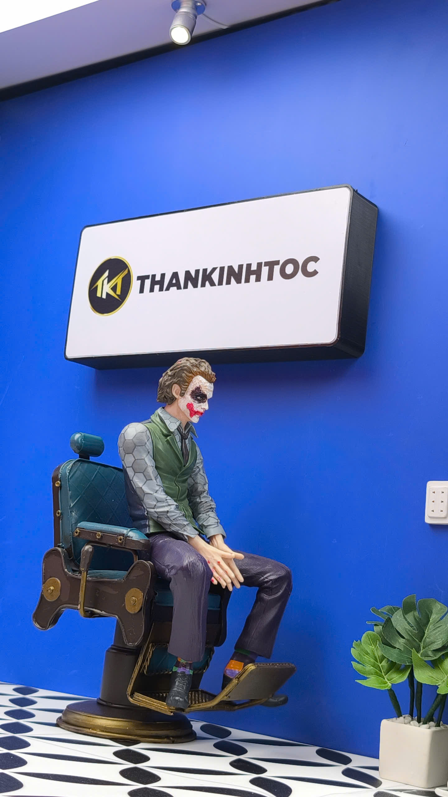 Mô hình nhân vật Joker khách ngồi ghế cắt tóc