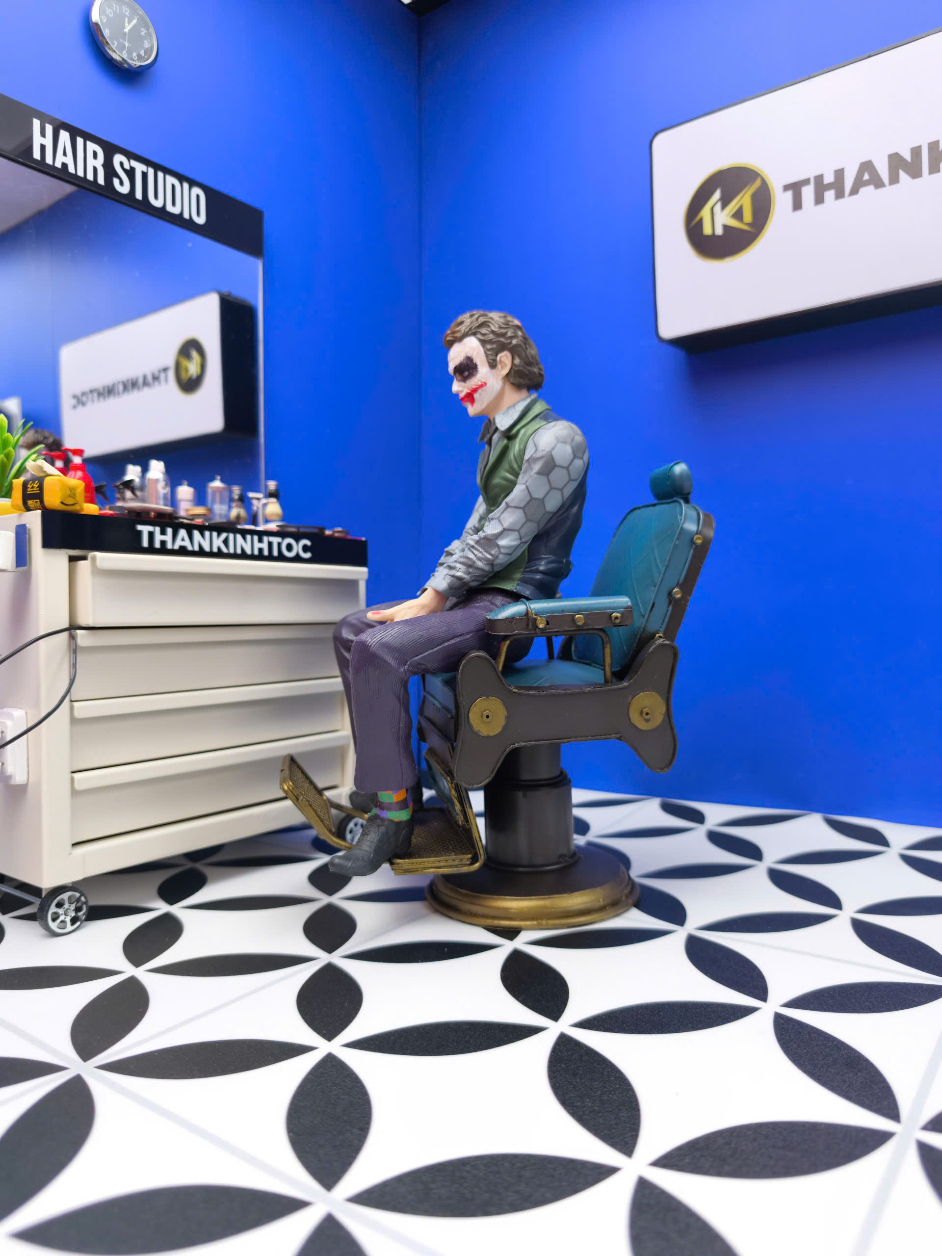 Mô hình nhân vật Joker khách ngồi ghế cắt tóc