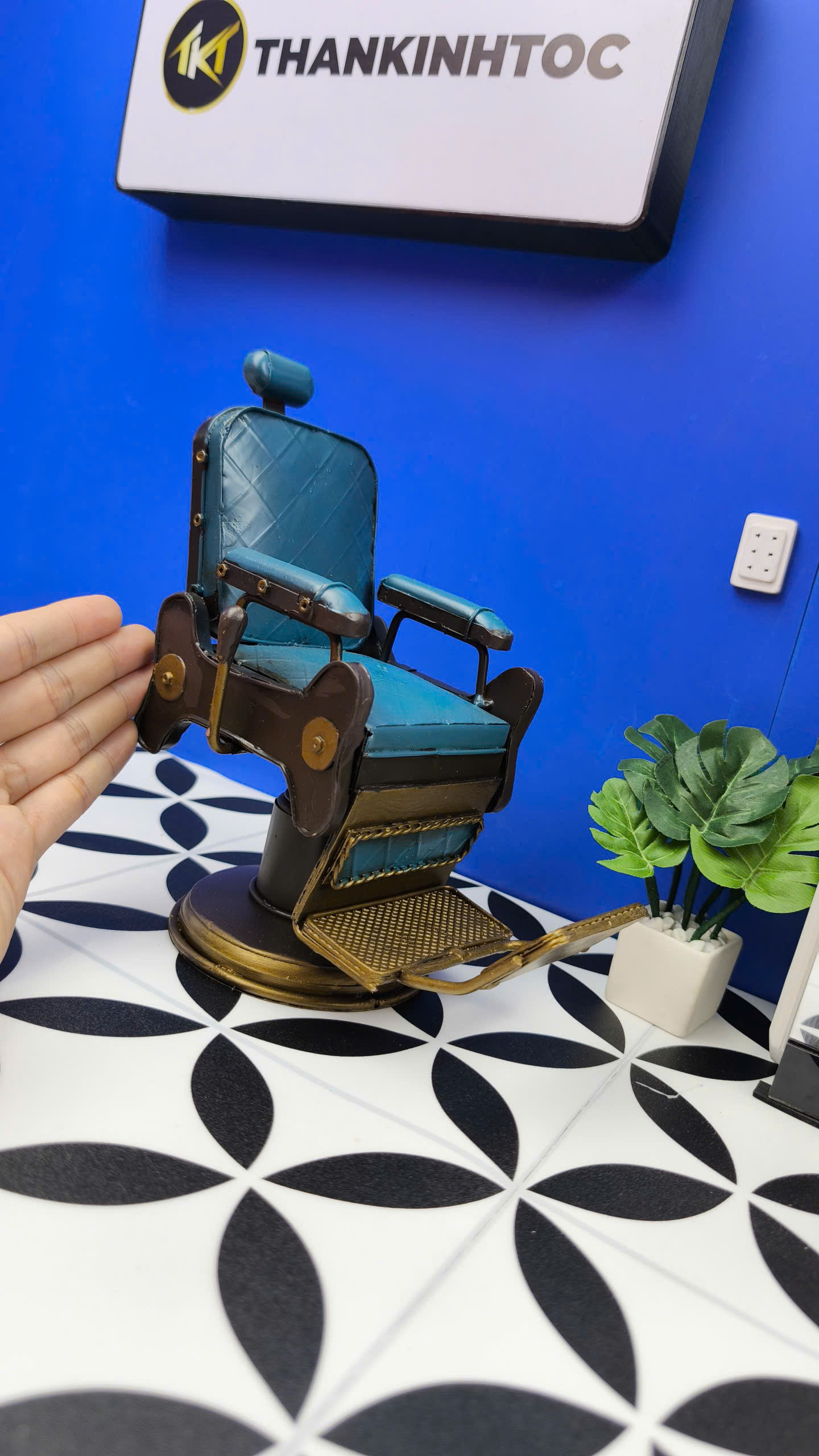 Mô hình nhân vật Joker khách ngồi ghế cắt tóc