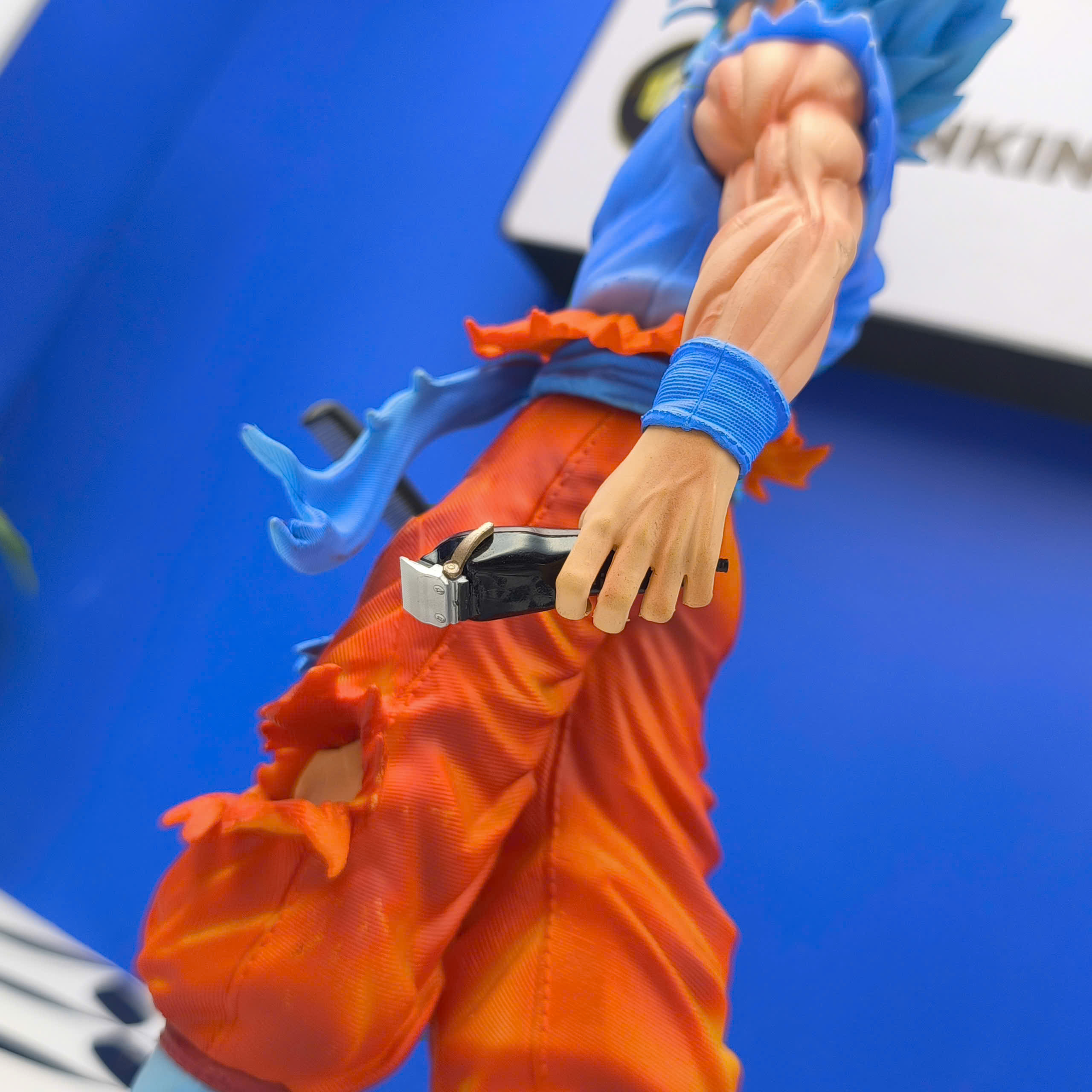Mô Hình Tiệm Tóc Barber Son Goku Super Saiyan Blue Decor Cao 30cm