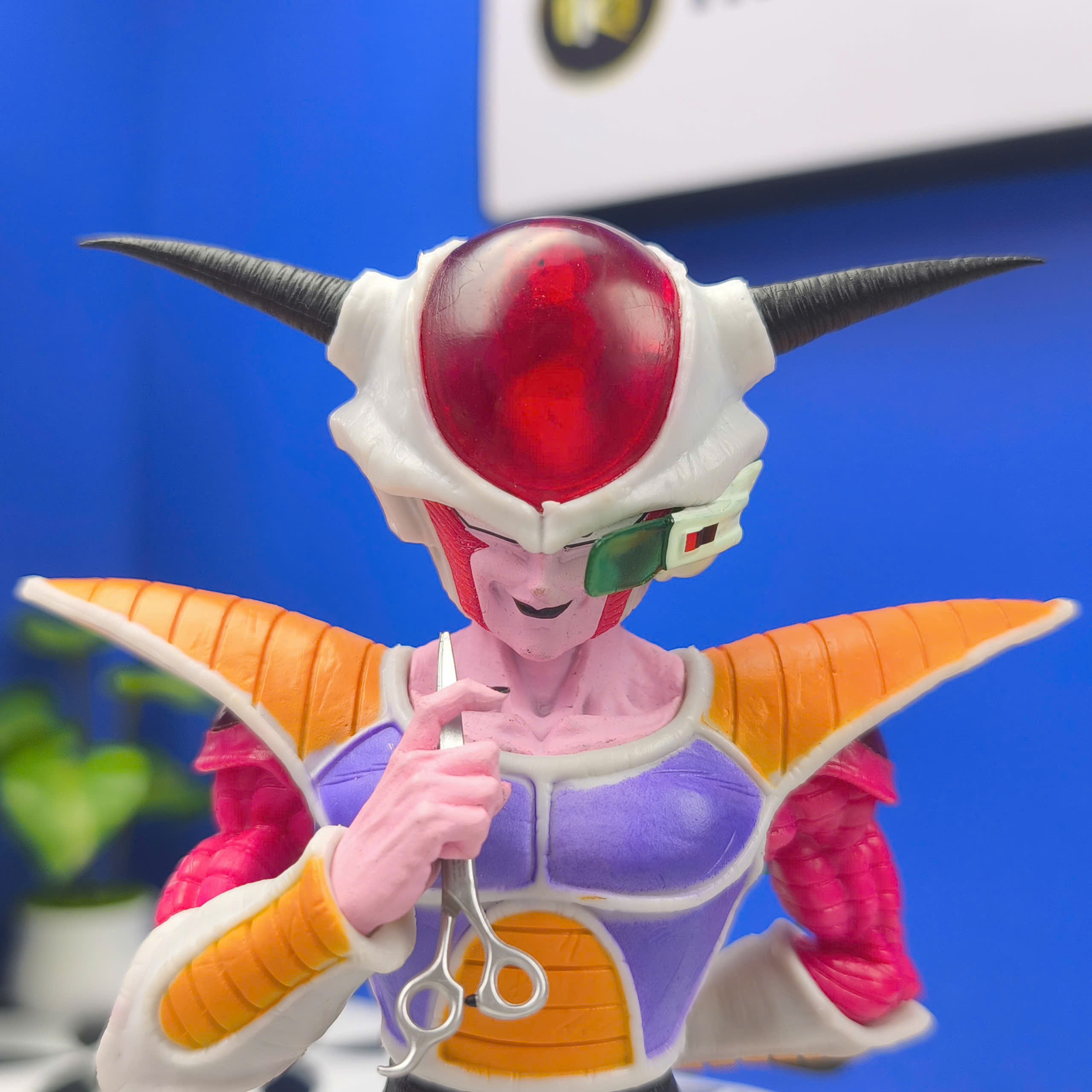 Mô Hình Tiệm Tóc Barber Frieza Cao 21cm