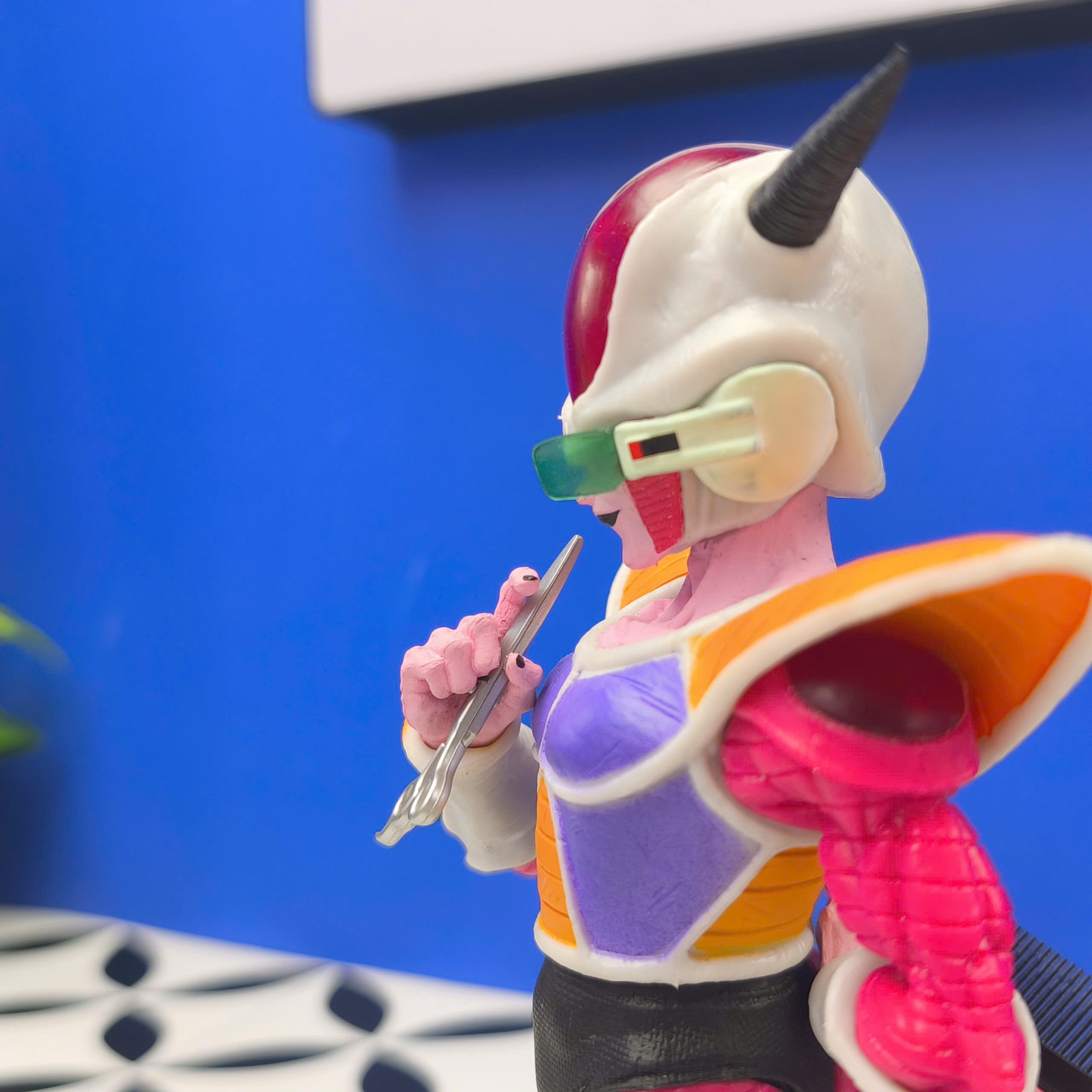 Mô Hình Tiệm Tóc Barber Frieza Cao 21cm
