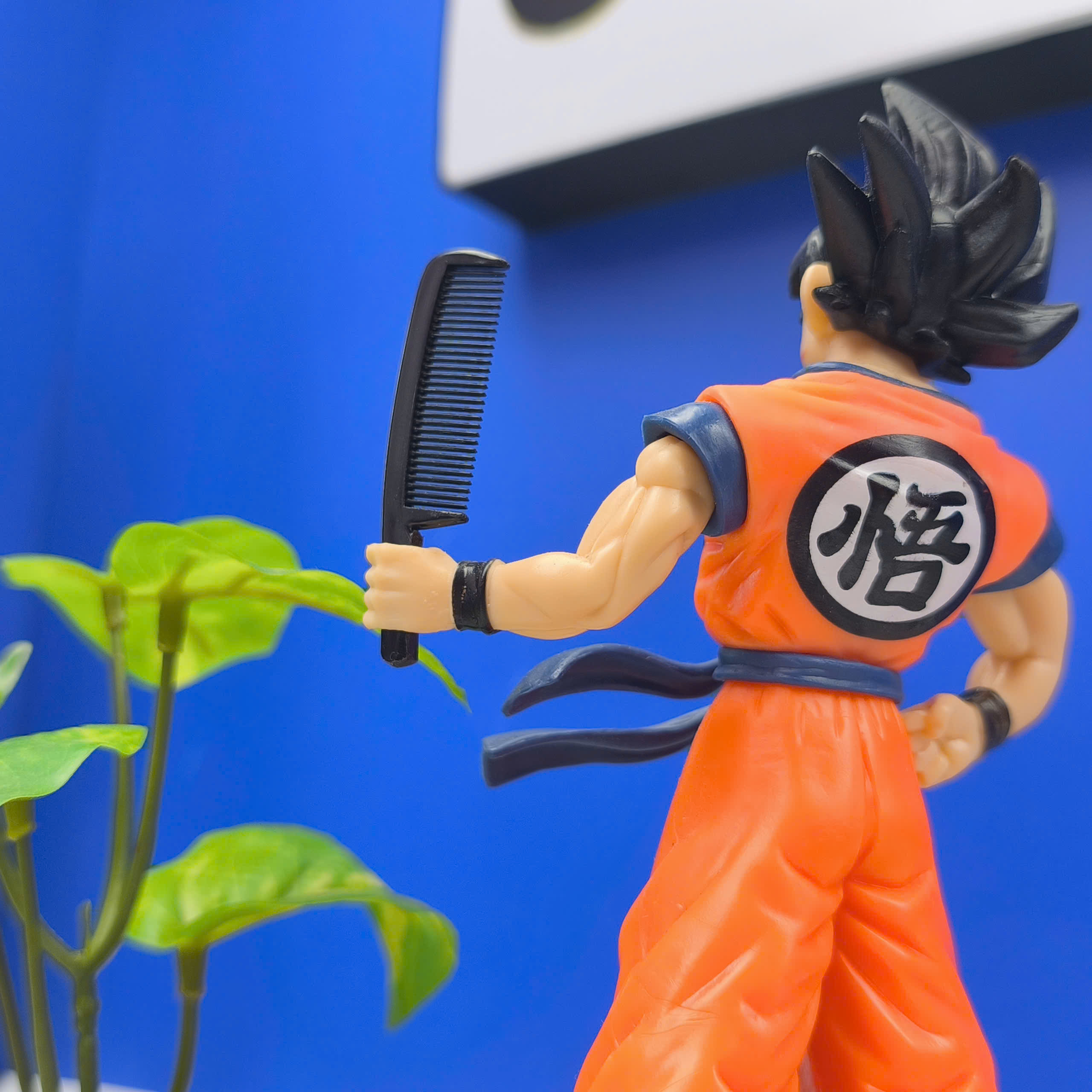 Mô Hình Tiệm Tóc Barber Goku Đồng Phục Cam Cao 17cm