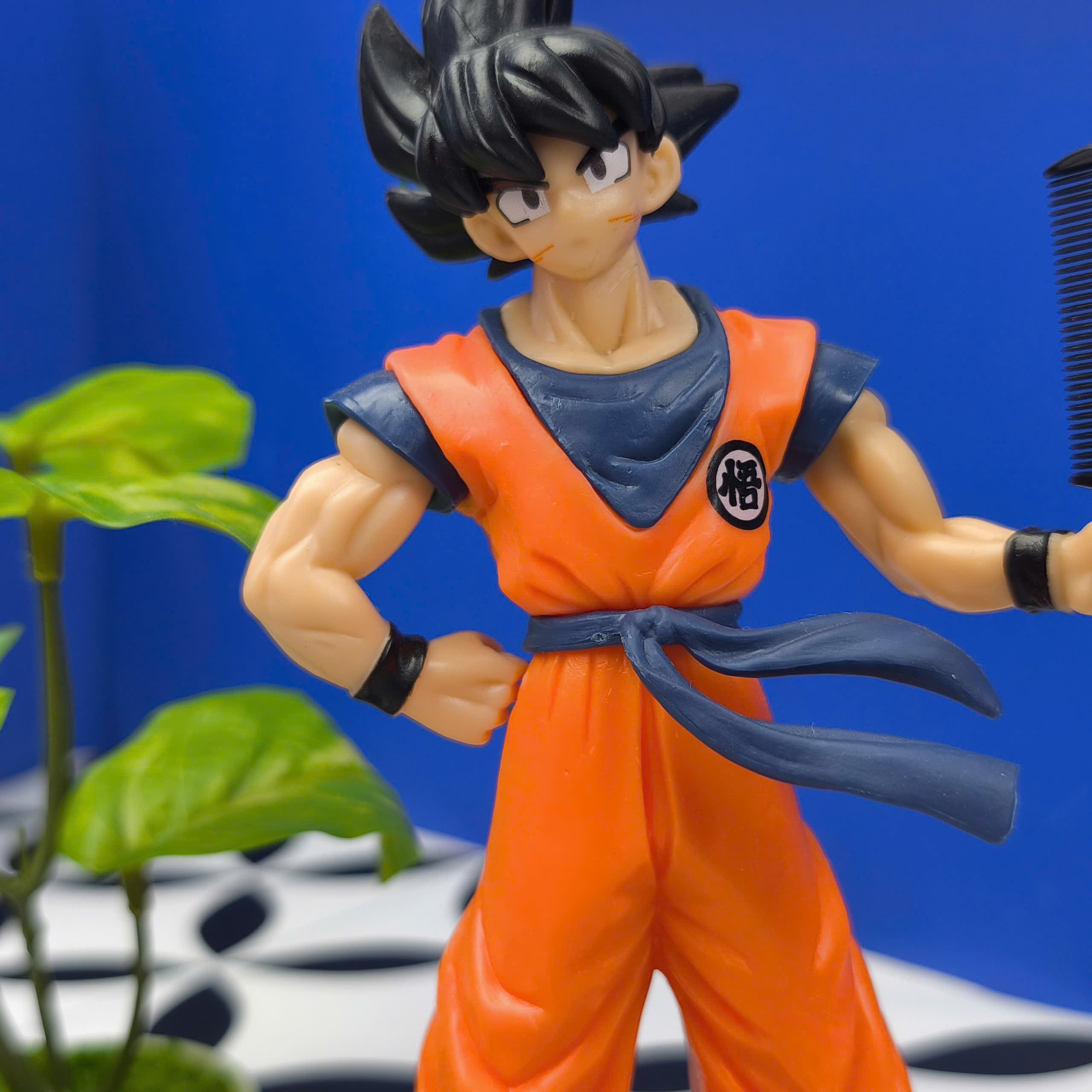 Mô Hình Tiệm Tóc Barber Goku Đồng Phục Cam Cao 17cm