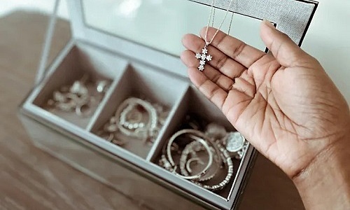 BÍ QUYẾT CHĂM SÓC TRANG SỨC HÀNG NGÀY ĐỂ BẢO VỆ CHÚNG KHỎI OXY HÓA