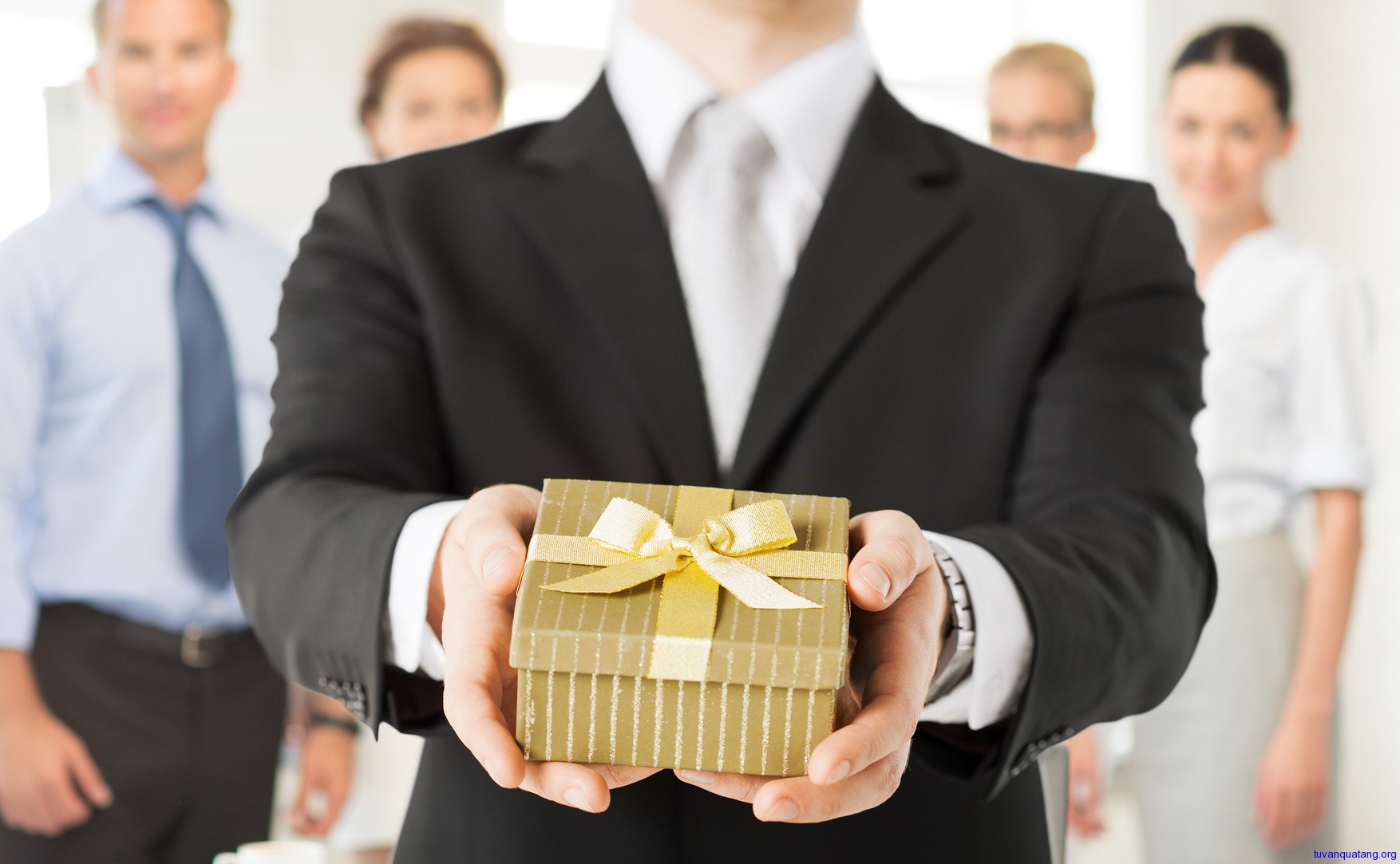 CÁCH CHỌN QUÀ TRANG SỨC Ý NGHĨA CHO NGƯỜI THÂN VÀ BẠN BÈ