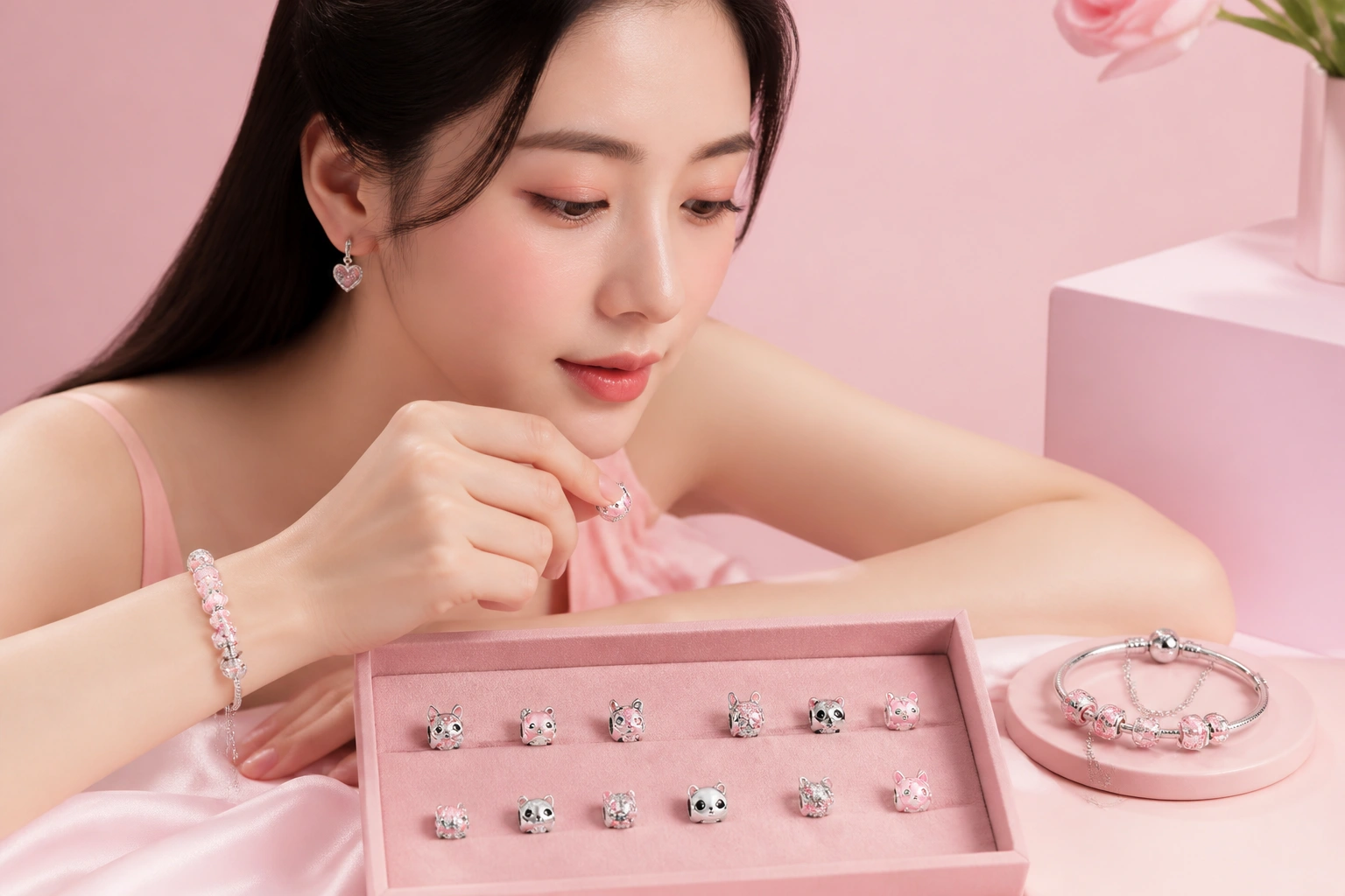 Mẫu vòng charm DNJ mix cỏ 4 lá và cung hoàng đạo đầy tinh tế cho dân văn phòng