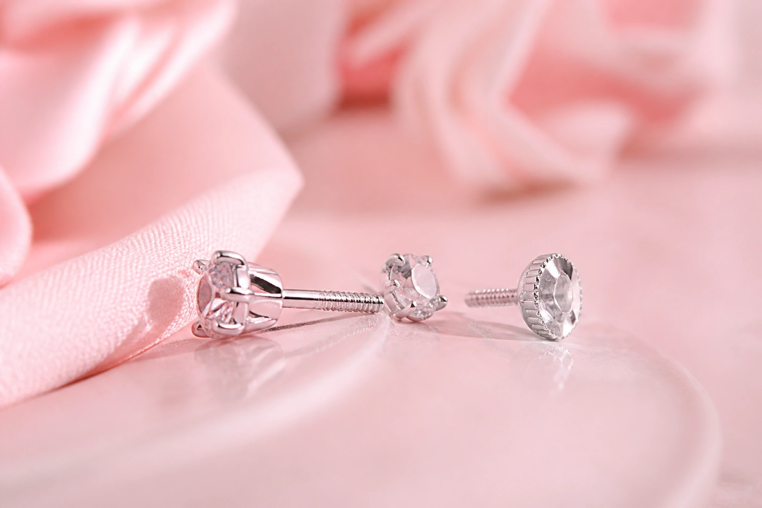 Cận cảnh chốt vặn bông tai bạc S925 ý tại DNJ Silver với các rãnh xoắn mịn mượt