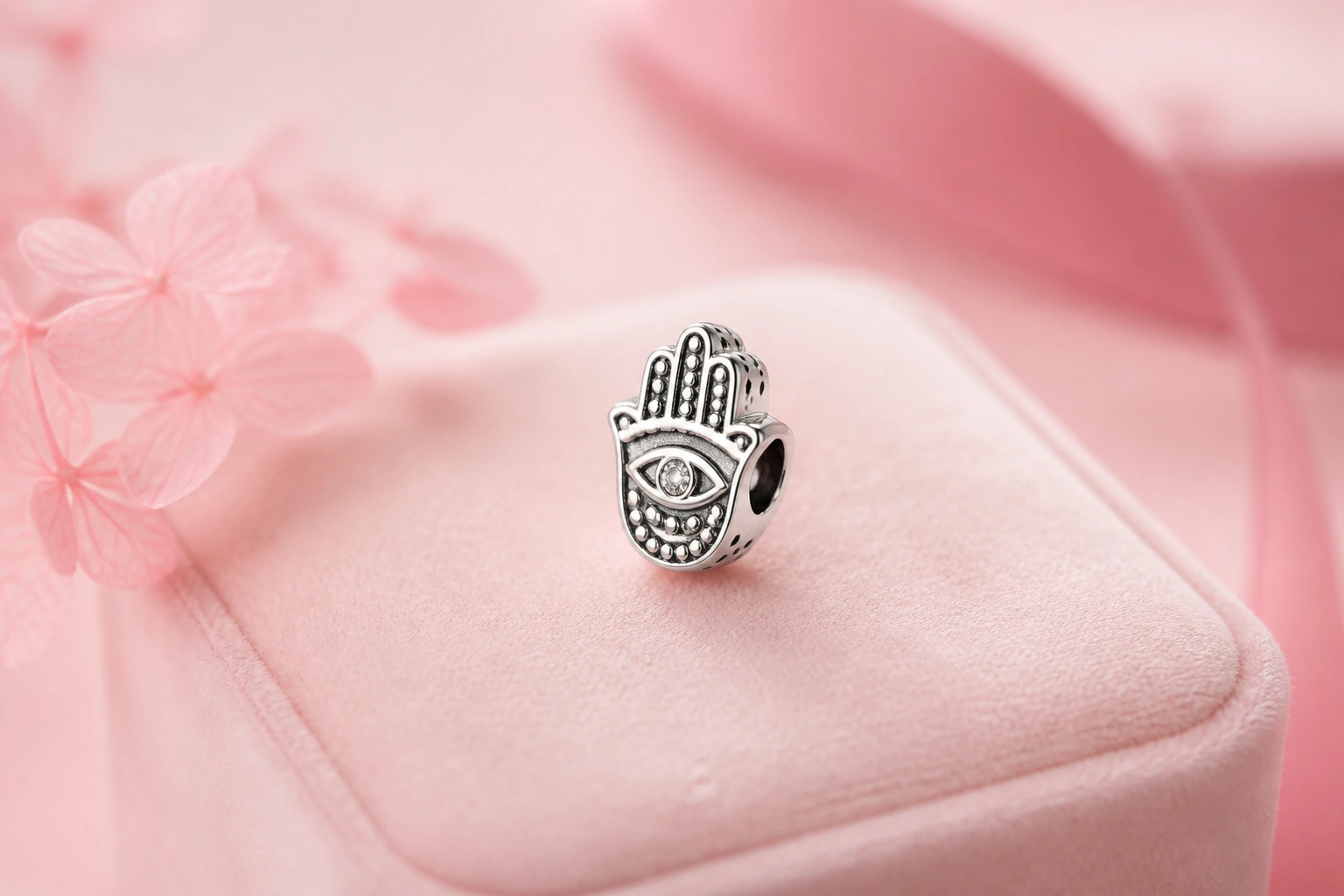Cận cảnh hạt charm Bàn tay Fatima bạc S925 chạm khắc tinh xảo tại DNJ Silver