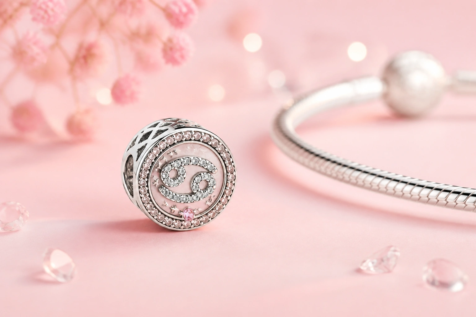 Cận cảnh hạt charm biểu tượng cung hoàng đạo cự giải đính đá