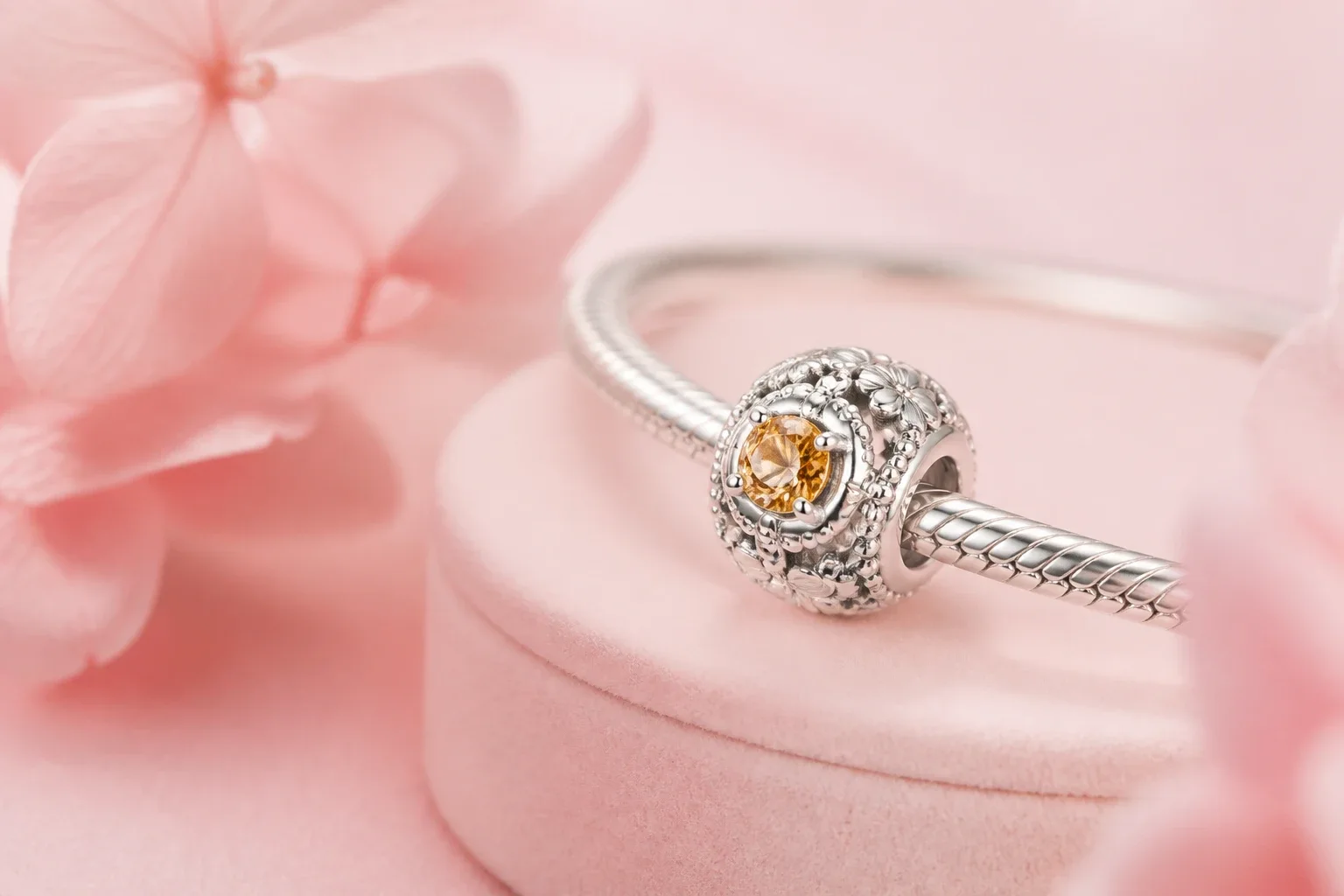 Cận cảnh viên đá Citrine vàng rực rỡ được đính thủ công trên hạt charm bạc DNJ