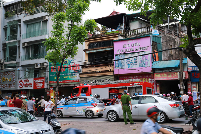 chay-cua-hang-quan-ao-mat-duong-lang-dung-gio-cao-diem-hang-tram-phuong-tien-di-