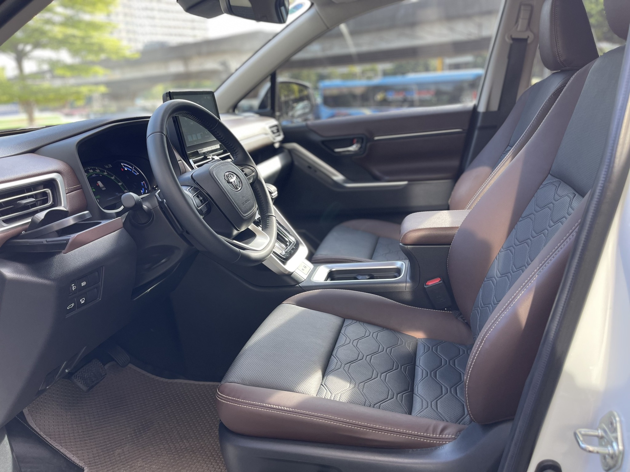 TOYOTA INNOVA CROSS HYBRID