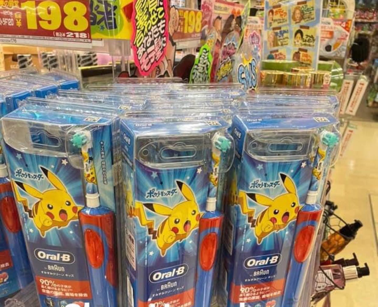 Bàn chải điện Braun Oral-B cho bé Pikachu đỏ