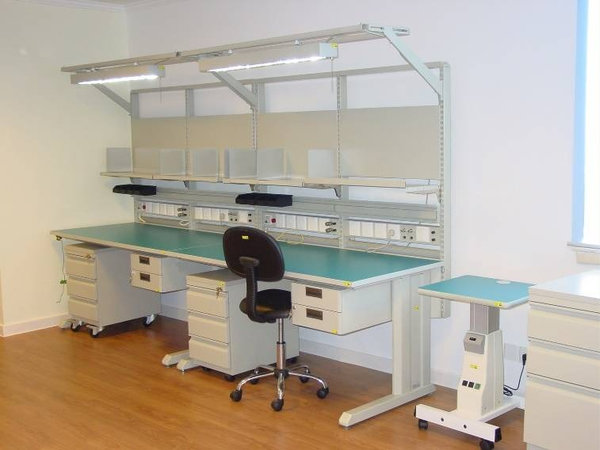 Hệ thống bàn thao tác ESD tích hợp khay nhựa chống tĩnh điện lưu trữ linh kiện