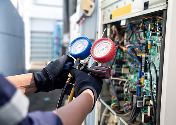 Găng tay cách điện hạ thế trong quá trình lắp đặt