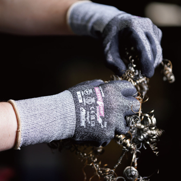 Sử dụng găng tay vừa vặn với tay để đảm bảo độ ôm vừa phải, thoải mái khi làm việc lâu dài