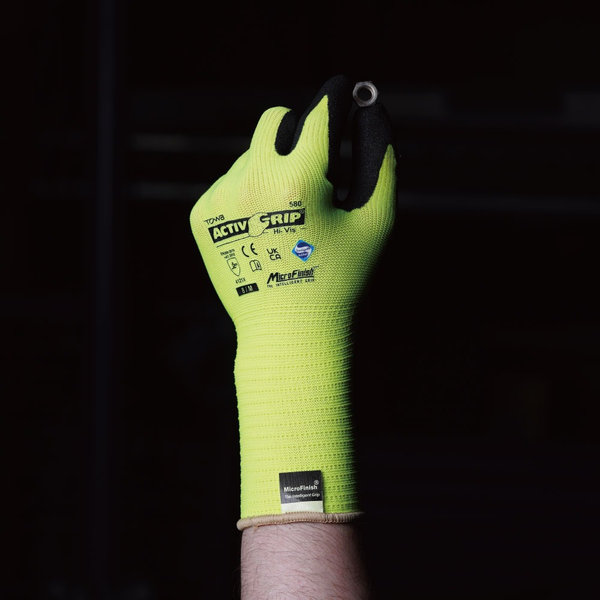 Ứng dụng găng tay TOWA Double Coated trong lắp ráp linh kiện điện tử