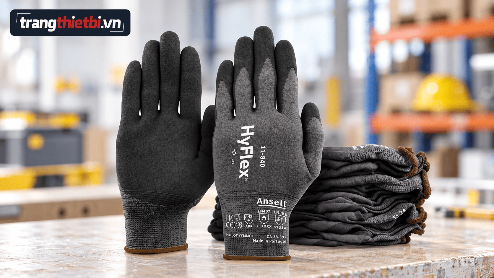 Hình ảnh đôi găng tay bảo hộ lao động Ansell HyFlex 11-840 phủ bọt nitrile màu xám đen chuyên dụng trong công nghiệp
